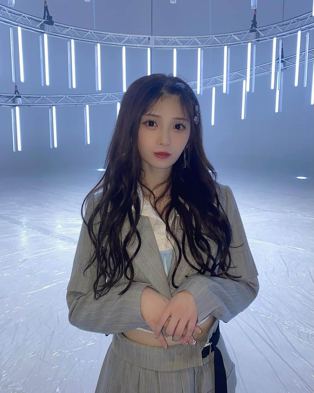 菅波美玲さんのインスタグラム写真 - (菅波美玲Instagram)「. ≠ME 8th single 表題曲 "アンチコンフィチュール"  MVが公開されました...❤︎  力強くてかっこいい楽曲ということもあり、少しでも雰囲気を近づけたいなと思い初めておでこを出してみました( ¨̮ )❥︎❥︎  8th single もよろしくお願いします！  Instagramにはピンク衣装も🩷」11月28日 23時04分 - suganami_mirei_
