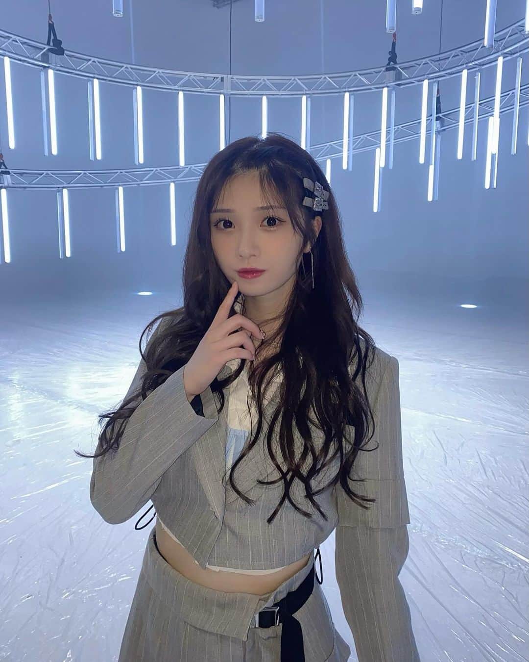 菅波美玲さんのインスタグラム写真 - (菅波美玲Instagram)「. ≠ME 8th single 表題曲 "アンチコンフィチュール"  MVが公開されました...❤︎  力強くてかっこいい楽曲ということもあり、少しでも雰囲気を近づけたいなと思い初めておでこを出してみました( ¨̮ )❥︎❥︎  8th single もよろしくお願いします！  Instagramにはピンク衣装も🩷」11月28日 23時04分 - suganami_mirei_