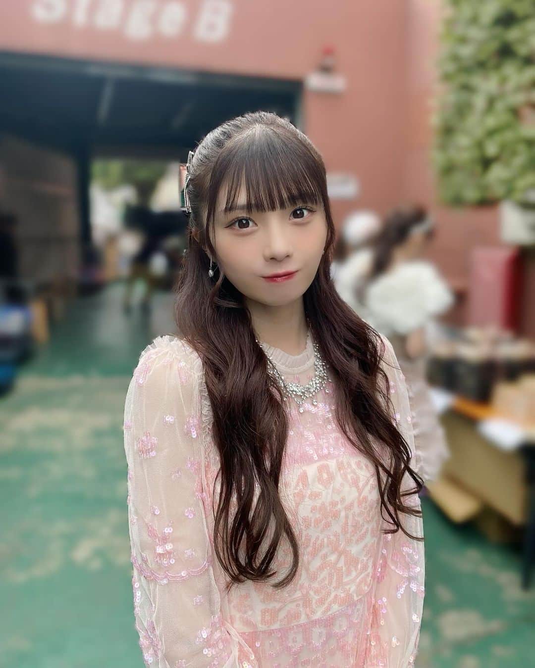 菅波美玲さんのインスタグラム写真 - (菅波美玲Instagram)「. ≠ME 8th single 表題曲 "アンチコンフィチュール"  MVが公開されました...❤︎  力強くてかっこいい楽曲ということもあり、少しでも雰囲気を近づけたいなと思い初めておでこを出してみました( ¨̮ )❥︎❥︎  8th single もよろしくお願いします！  Instagramにはピンク衣装も🩷」11月28日 23時04分 - suganami_mirei_