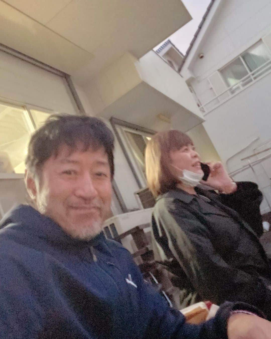 冨家規政のインスタグラム：「待ち時間中にマネージャーに掛かって来た電話☎️ どうやら仕事のオファーらしい^ - ^ 何やらニコニコしてる^o^ 俺か〜？と思って期待してたら違った笑笑」