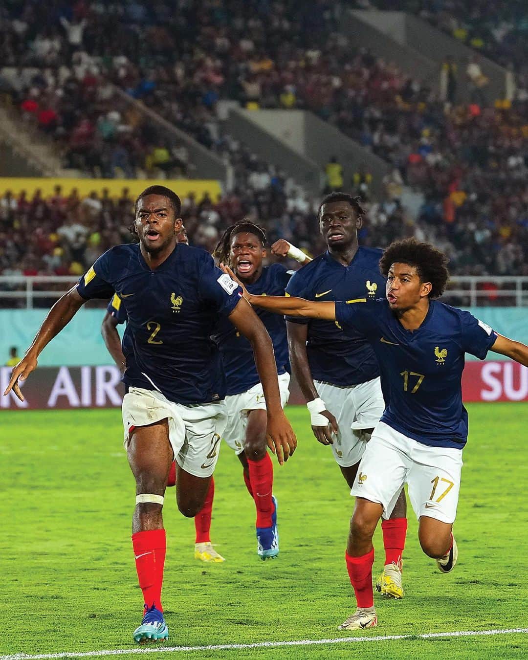 サッカー フランス代表チームのインスタグラム：「𝙳𝙸𝚁𝙴𝙲𝚃𝙸𝙾𝙽 ➡️ 𝙻𝙰 𝙵𝙸𝙽𝙰𝙻𝙴 !! 🤩  Nos Bleuets s’imposent 2-1 face au Mali et affronteront l’𝗔𝗹𝗹𝗲𝗺𝗮𝗴𝗻𝗲 🇩🇪 en 𝗙𝗜𝗡𝗔𝗟𝗘 de la 𝗖𝗢𝗨𝗣𝗘 𝗗𝗨 𝗠𝗢𝗡𝗗𝗘 𝗨𝟭𝟳 👏💫  🔜 RDV samedi pour soutenir nos Bleuets (13h00 sur la chaîne l’Equipe) !  #FFF #Foot #Football #U17WC」