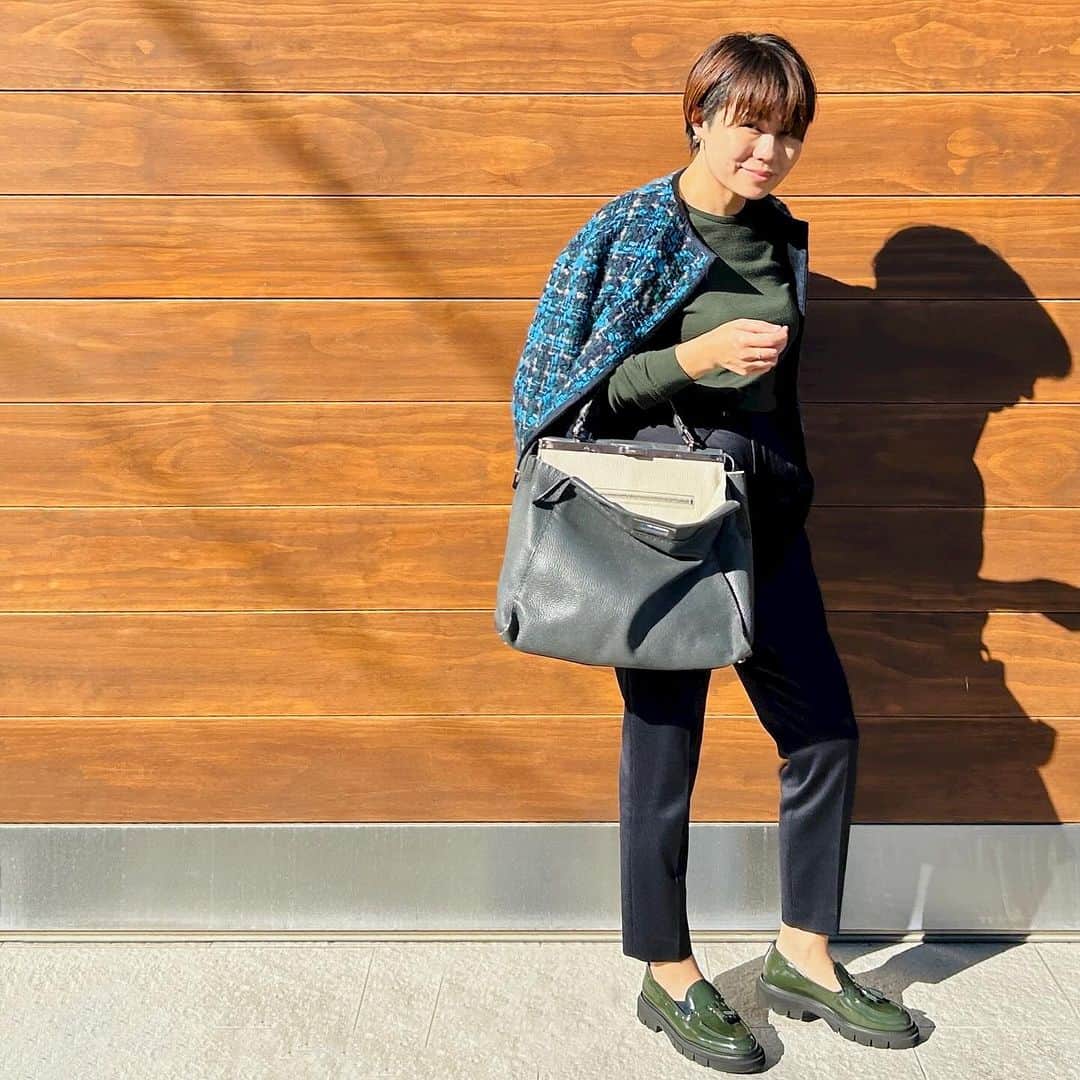 望月律子さんのインスタグラム写真 - (望月律子Instagram)「東京はコートまでなかなかいかない暖かさ。 だからお気に入りのツィードジャケットをやたらと着ています🔹🔹🔹 深いグリーンのローファーは超お気に入りで、これもやたらと履いている。 #もうすぐ12月 #だけど #この暖かさ #変な感じですね」11月28日 23時12分 - ritsukomochizuki