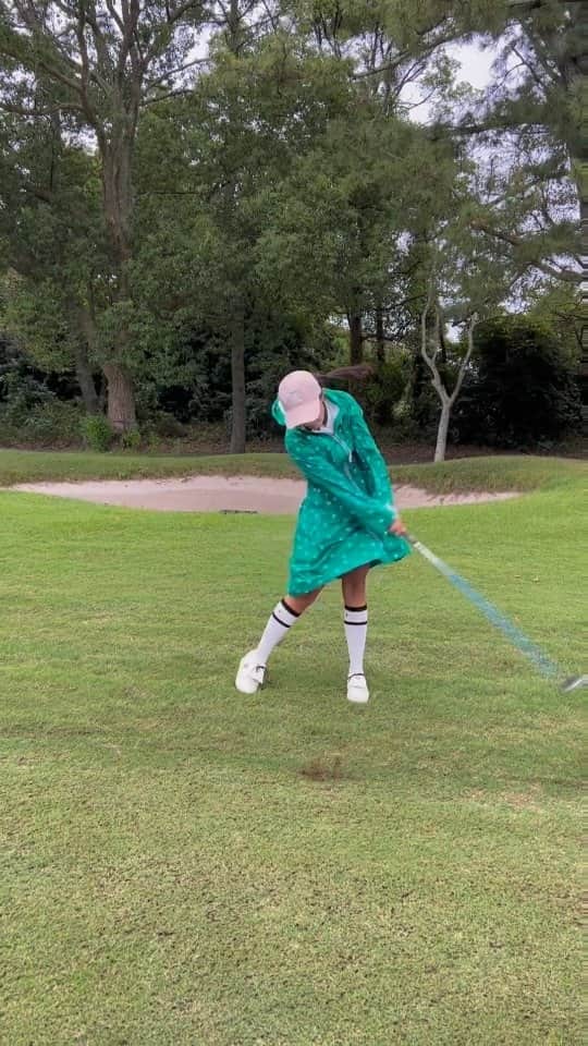 小澤美奈瀬のインスタグラム：「雨の日でも頑張っています🥰☔️✨ @anewgolf_official のレインコートが可愛くていつも褒めて貰えて嬉しいです🥺💖 この動画は4wで、少しターフを取るイメージで強く真っ直ぐ飛ばしていますよ😊⛳️  #ゴルフ #ゴルフスイング #4w #レインコート #ゴルフウェア」