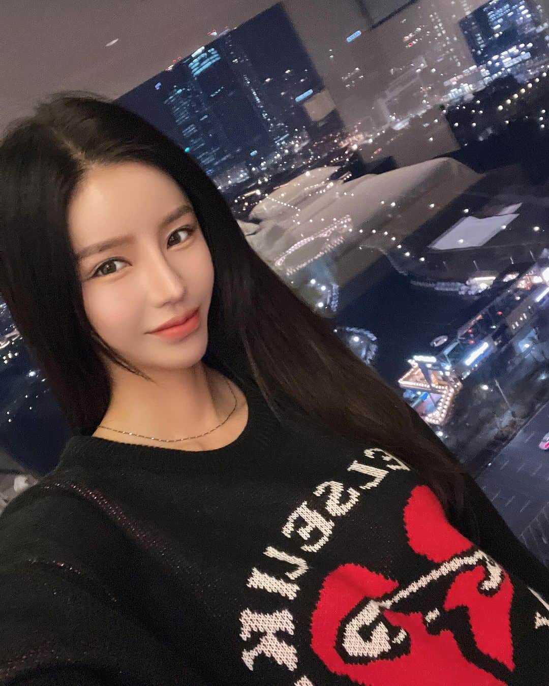 Son Ju Heeのインスタグラム：「- 내사랑들이랑 짧고 굵은 지난 호캉스♥️  혜지가 야경이랑 옷이랑 너무 예쁘다고  몇장 후다닥 찍어준 사진인데 맘에 들오☺️  둘이 호텔에서 와인 홀짝하고 나가서 정연이랑 셋이 투다리에서 크로스했는데 투다리 사케 맛있어서 셋이 신이나서 릴스찍고😂😂  그 릴스가 이렇게 터질줄이야..😳  셋이 신나서 12월에 또 투다리 출동하기로 했는데 이번엔 사케 맛있다고 정신없이 먹지말자 애두라..🤭  그래도 덕분에 우리 너무 즐거웠다앙🫶🏻🫶🏻  #idws #아이돈워너셀  #요즘이옷만입고다녀서 #이옷밖에없는줄알겠네 😅 #투다리  #예전투다리가아니여 #아주고급스러워짐 👍🏻👍🏻」