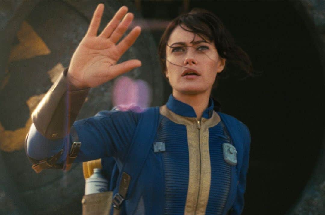 のインスタグラム：「First Look: Welcome to the world of ‘Fallout,’ starring Ella Purnell, Aaron Moten, and Walton Goggins.  Based on the globally-beloved apocalyptic video game, the new series from Amazon's Prime Video is set in the aftermath of a nuclear war—and aims to prove that the next frontier of prestige TV can be found in the realm of video games.   Tap the link in bio for an extended first look at the show, which originates from “Westworld” creator Jonathan Nolan and game developer Todd Howard.  Photographs courtesy of JoJo Whilden and Prime Video」