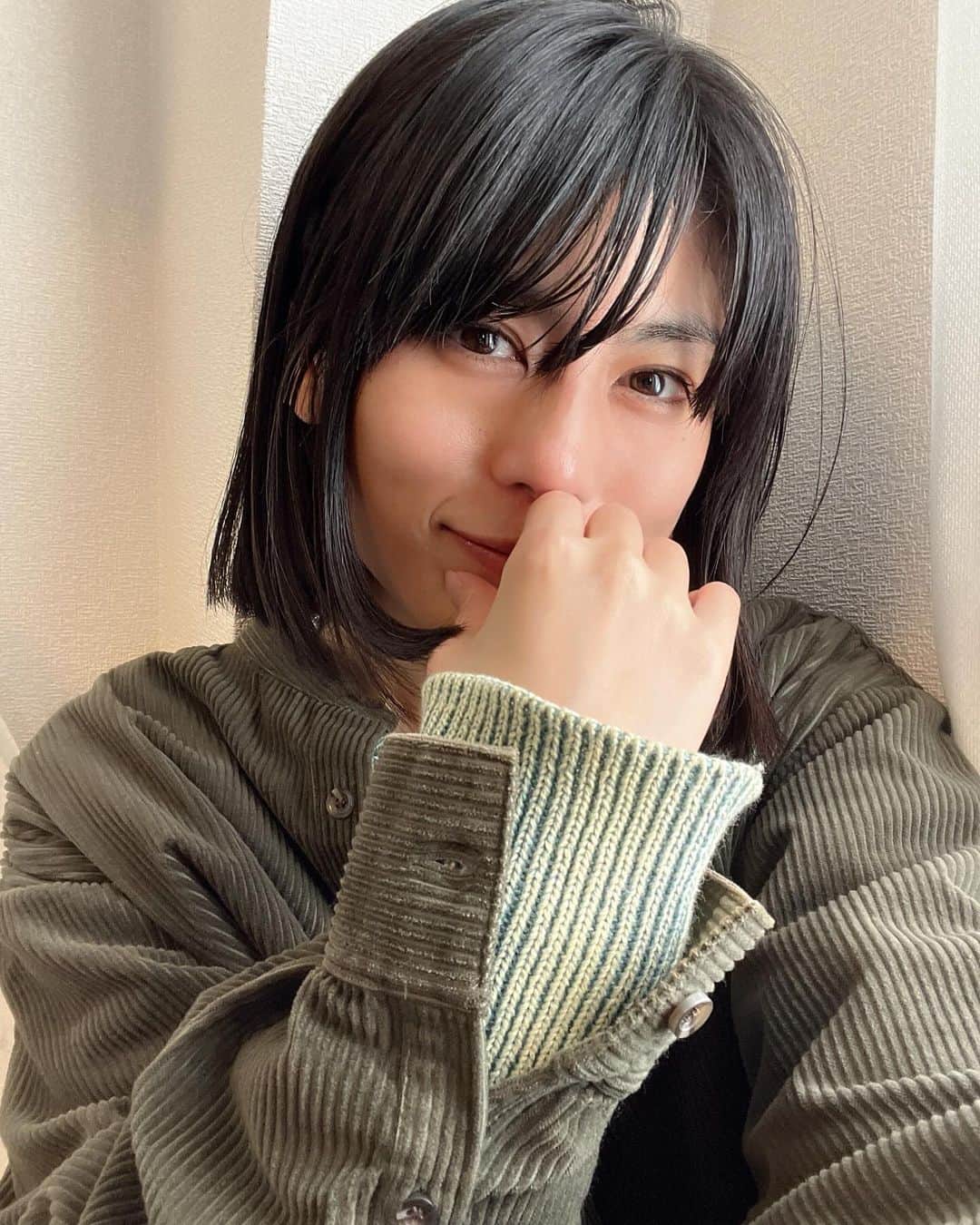 芳野友美のインスタグラム：「今日はあったかくて穏やかな気候だったから、心地よい昼下がりは、#木々の色づき や#爽やかな風 で秋を感じて、五感が刺激されまくり！！！ 　 で、どうせ明日はまた急に寒いとかなんでしょ？って思ってたら、もっと最高気温が高いみたいですね！ 　 あったかいのは嬉しいけど、こうもコロコロ寒暖差あると服装が分からなくなる・・・」