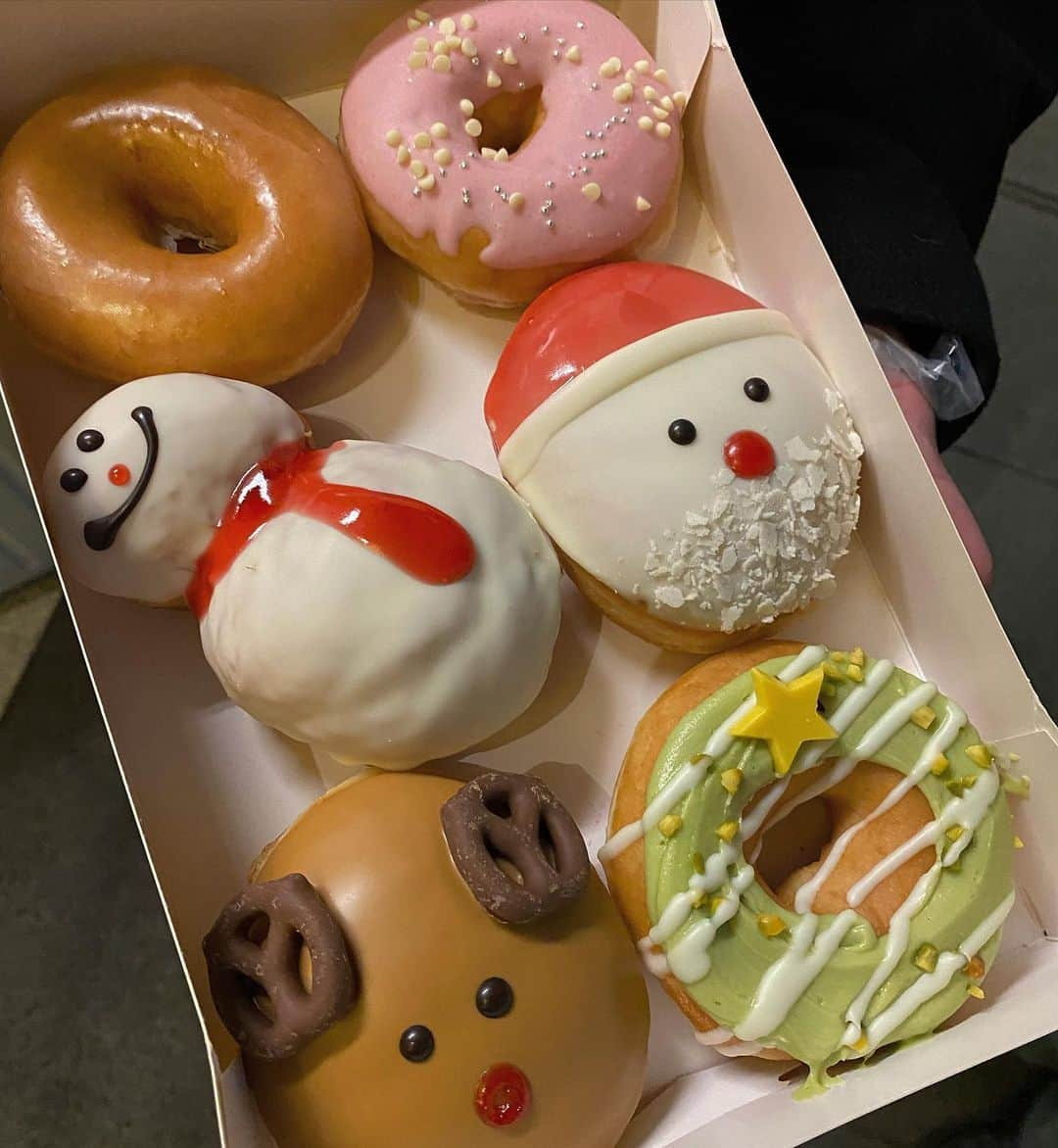 三好佑季のインスタグラム：「.  今日生誕の撮影で食べたどーなつがあまくておいしくって なんだかとってもあたたかい気持ちになりました⛄️🍩」