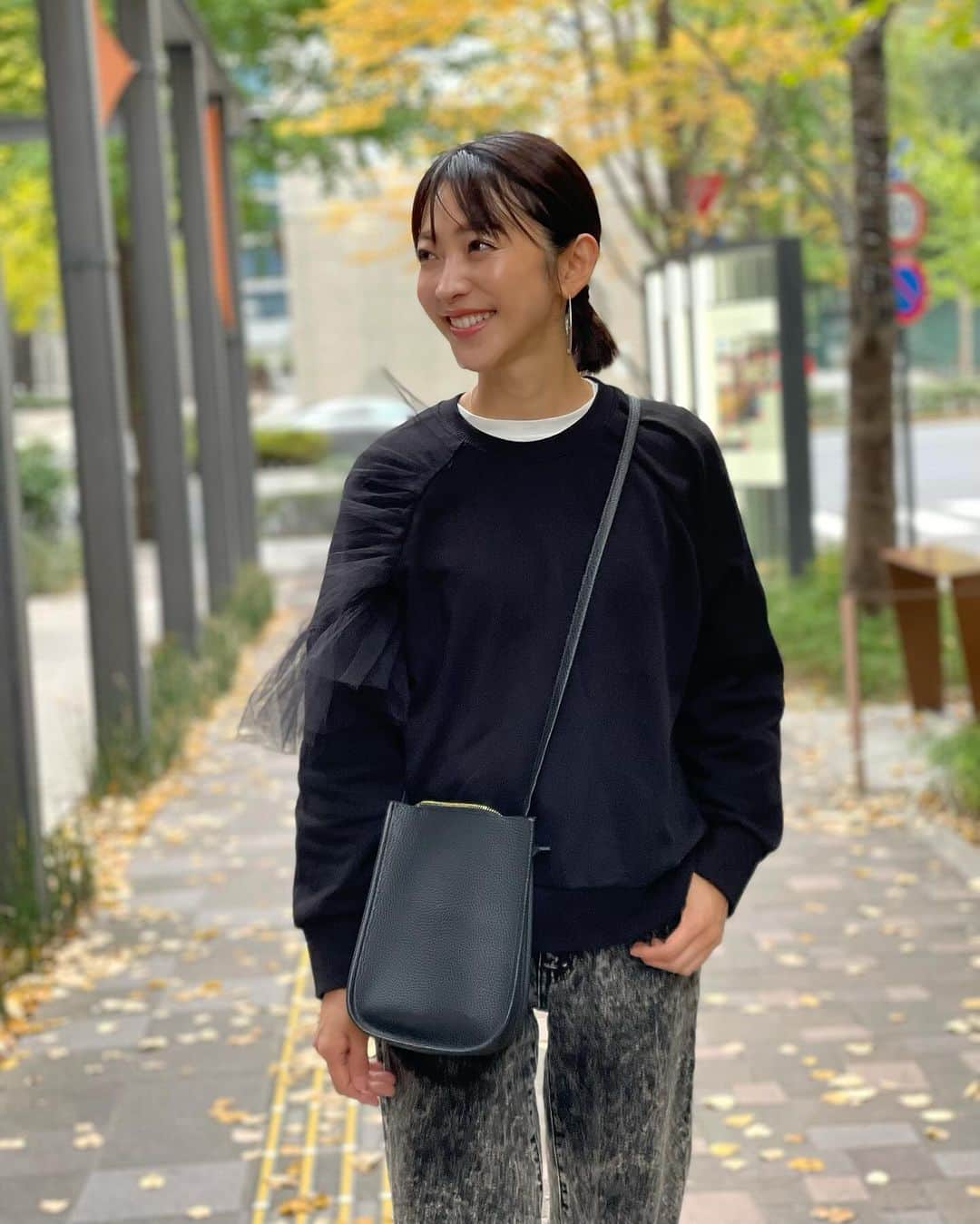 木本泉のインスタグラム：「- 最近たまーに行く大手町🍂  オフィス街も紅葉してました🍁  今日も日中はコートいらず。分厚いウールコートはいつになったら出番くるかな？⛄️」