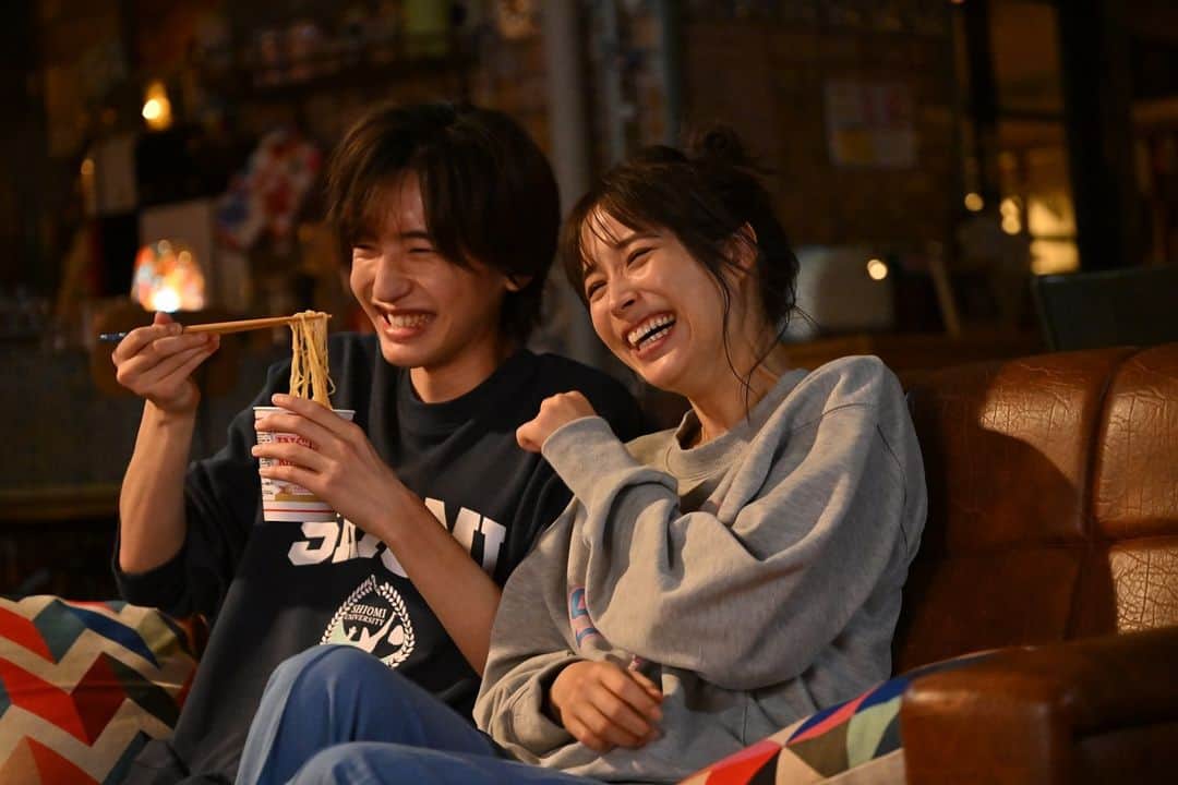 マイ・セカンド・アオハルのインスタグラム：「.  🎟️第8話12月5日よる10時🪄 『マイ・セカンド・アオハル』 ❤︎････････････････････････ ❤︎   今夜もトレンド1位 そして世界トレンドも1位🌏！ ありがとうございます！☁️🩵🌸  今回もトゥンクしていただけましたか？  一緒にカップラーメンを食べている 可愛いショットをお届けです📸🍜  もう一度ご覧になりたい方は TVerで無料見逃し配信中✔️ U-NEXT Paraviコーナーでは全話配信中！」