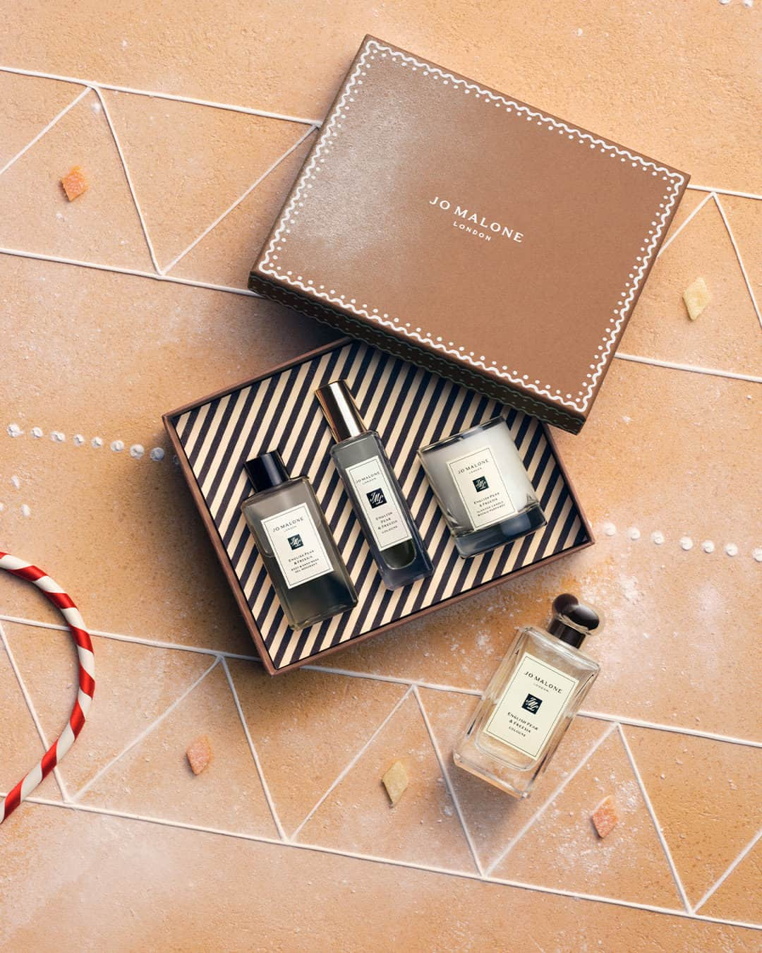 Jo Malone Londonのインスタグラム：「Bathe, breathe and bask in the glow of English Pear & Freesia. All the ingredients for the perfect present, artfully wrapped in a seasonal gift collection. #SeasonOfScent #EnglishPear」