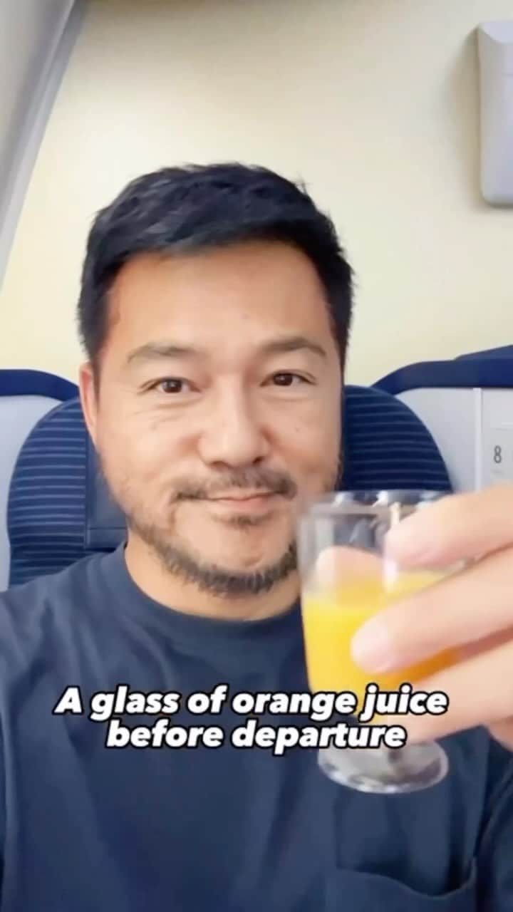 All Nippon Airwaysのインスタグラム：「Where would we be without our buddy, Shinichi 💙 We’re so grateful that @smine27 was able to document his journey on a business-class flight to Singapore and share it with us! Always great to see you, Shinichi! ✨」
