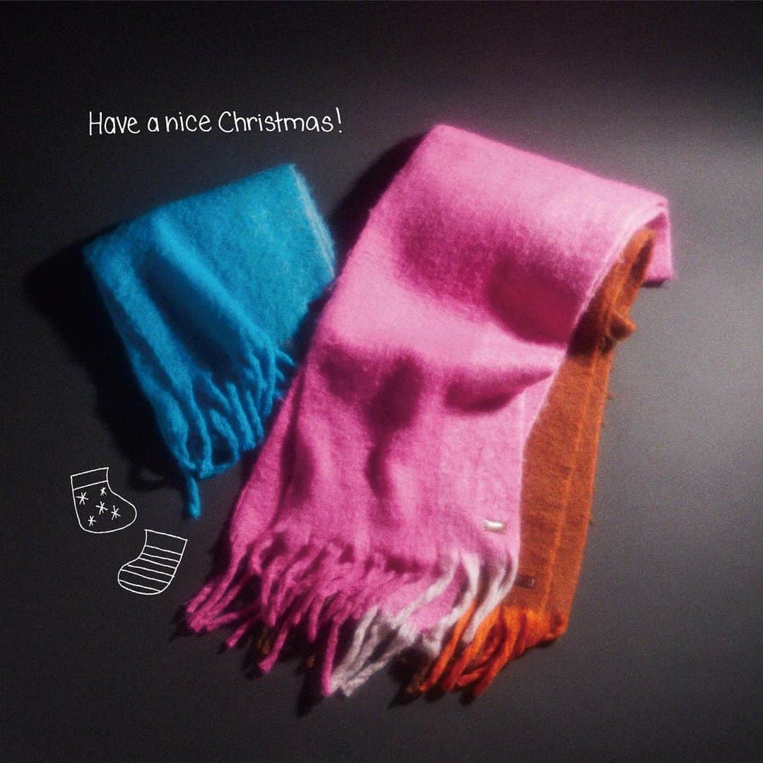 スライのインスタグラム：「ㅤㅤㅤㅤㅤㅤㅤㅤㅤㅤㅤㅤㅤ RECOMMEND GIFT ITEMS __________________________________ ☑︎SHAGGY COLOR LINE STOLE (030GAR56-4730) BRN,PNK,BLU __________________________________ ※配送の都合により発売日が異なる場合がございます。 ※店舗により在庫状況が異なります。 #SLY #SLY_fav」