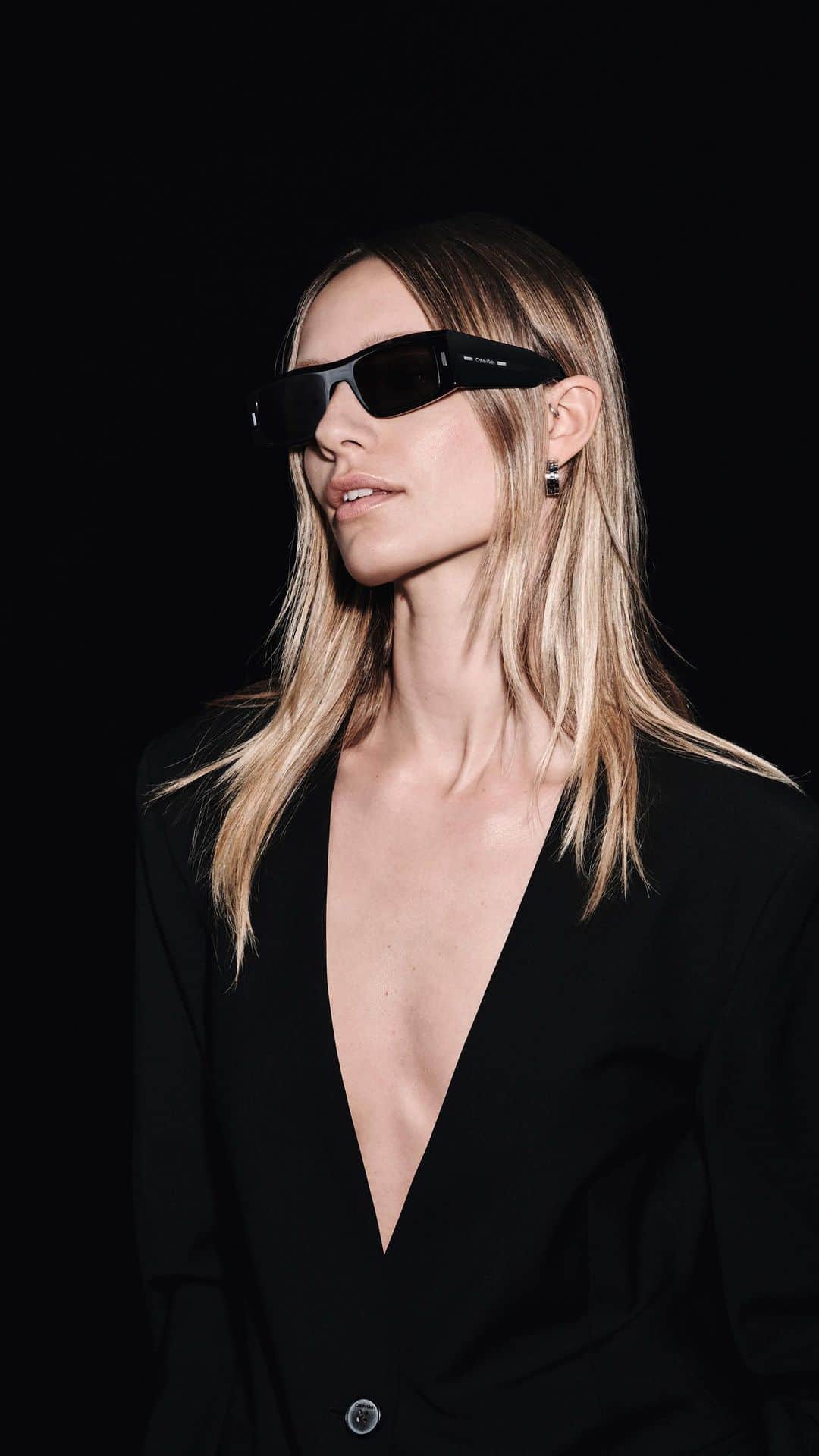 Calvin Kleinのインスタグラム：「Have a style vision for fall?  Update your sunglasses for the season.」