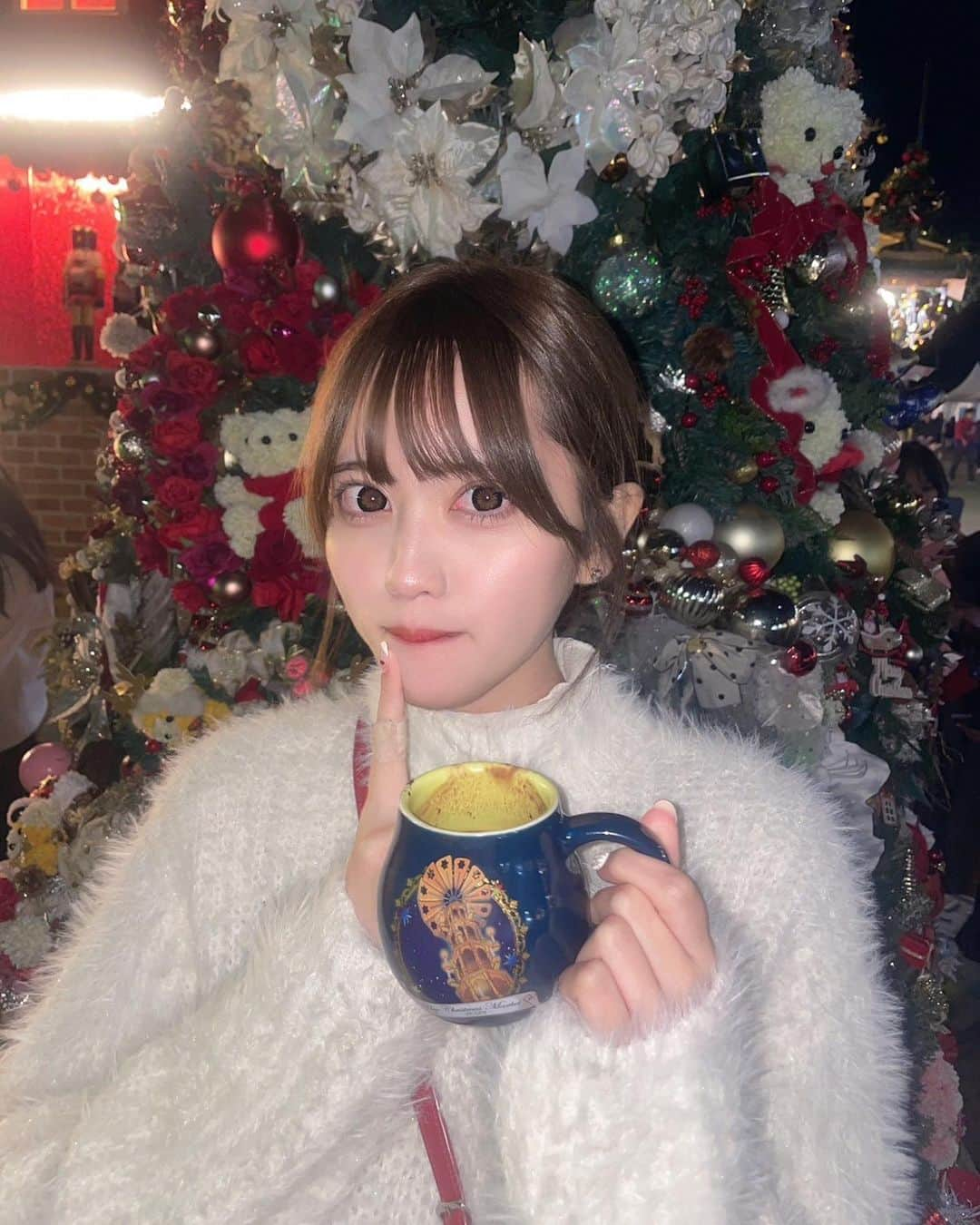 夏目一花のインスタグラム：「クリスマスマーケット行ってきた✨神宮外苑前のいちょう並木も綺麗だったーー！クリスマス前に楽しみすぎて来月もう楽しみつくしてしまいそう😑笑  #クリスマスマーケット #明治神宮前 #明治神宮外苑 #神宮外苑いちょう並木」