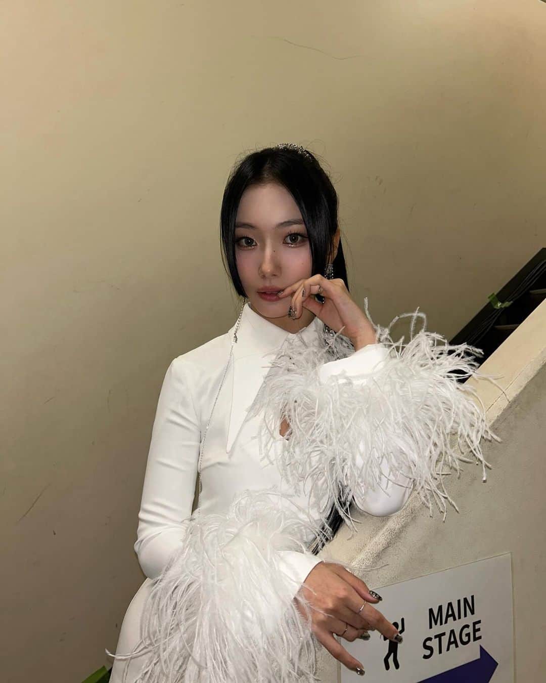 のインスタグラム：「🖤2023 MAMA🏎💨  케플리안~ 우리 마마 무대 봤어요?? 우리 상도 받았다아~🏆 그동안 멤버들끼리 어떻게 하면 케플리안에게 멋진 무대 보여줄 수 있을까,, 무슨 퍼포먼스를 좋아할까,, 하면서 서로 의견 똘똘 뭉쳐 오늘!! 완벽한 무대를 보여줄 수 있었어요✨ 안무쌤, 헤메스 선생님들, a&r팀, 트리플에이 스턴트팀 분들 등등 정말 많은 분들께서 저희의 무대에 함께 힘써주셨는데요 정말 너무너무 감사합니다🙇‍♀  2023 마마 무대가 저의 가수라는 꿈에 다시 한번 동기부여를 불어 넣어준 뜻깊었던 시간이었다고 생각합니다.  우리 케플리안이 케플러에게 이 상을 주려고 하기까지 얼마나 많은 애정과 응원을 쏟아부었을지 상을 보면서 케플리안의 사랑을 계속 느꼈던 것 같아요. 정말 많이 고맙습니다 케플리안!! 앞으로도 우리 9명이서 케플리안에게 행복만 줄 테니까 지금처럼 옆에 있어줘요~ 케플리안 사랑해요❤  #서영은 #YOUNGEUN  #Kep1er #케플러」