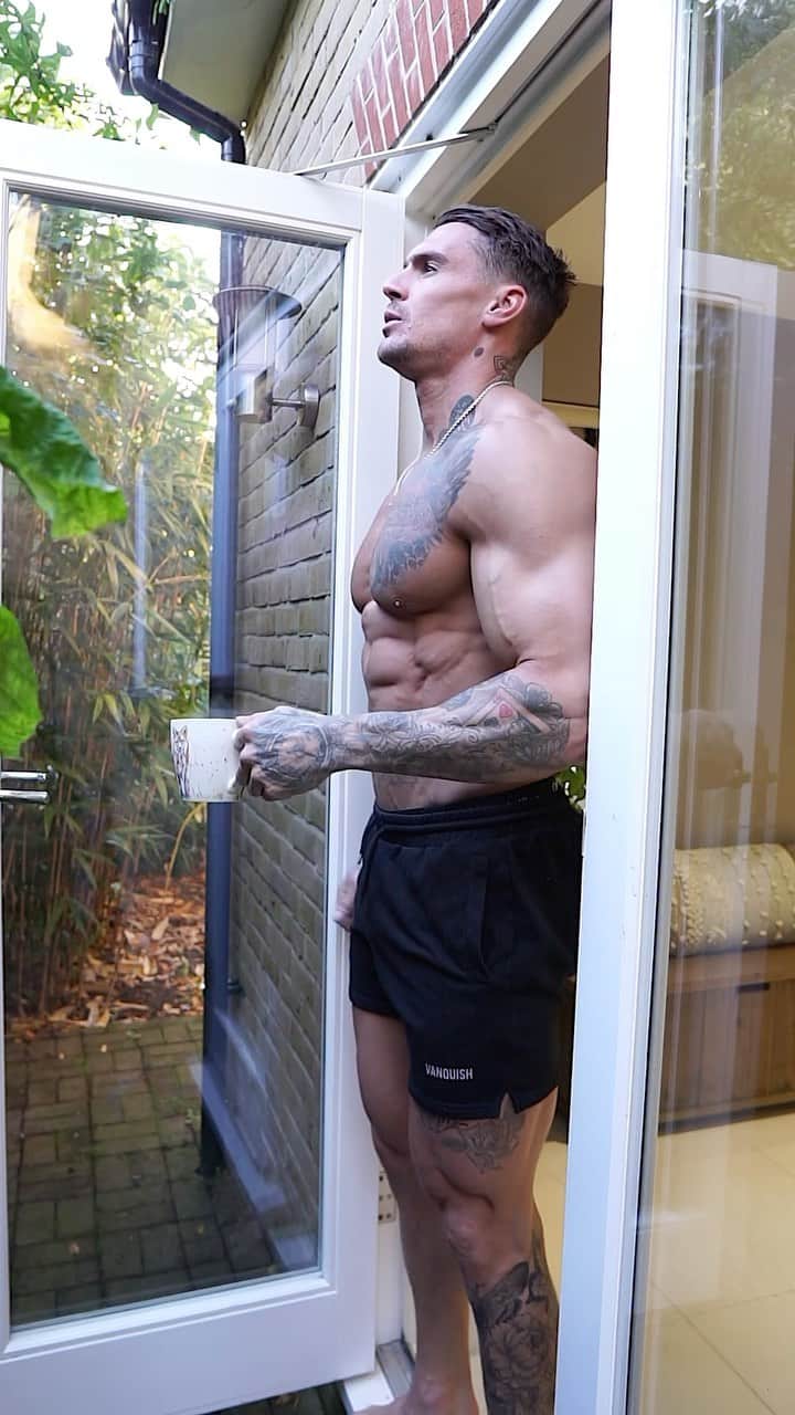 ロス・ディッカーソンのインスタグラム：「Something special about this early morning chest sessions💪Full workout below! @vqfit #chestday  - Save & Smash This: Bench Press - 4 x 8-10 Incline DB Fly - 4 x 10-12 Wide Grip Dips - 4 x AMRAP Low To High Cable Fly - 3 x 10-12 Landmine Chest Press - 3 x 10-12 (90sec Rest Between Sets & 2min Between Exercises, DON’T BE A B*TCH) - #riseandgrind」
