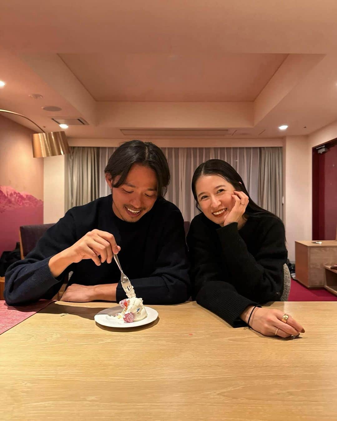 松本恵奈のインスタグラム：「こんばんは。みんなにお祝いしてもらった時の想い出です♡ 一枚目　たかしと久々ツーショット📸 二枚目　幸せいっぱいな私です。笑 三枚目　ロウソクの火を消したくて群がってくる子供達。笑 四枚目　リココと♡ 五枚目　トオキと♡  お誕生日の時は毎年ロウソクの火を消す争奪戦があるんだけどいつも最後の一本は『これはママが消して🕯️」と すごく消したそうな顔をしながら私に言ってくれるのが 面白くて大好きな時間です。笑 ロウソク争奪戦のおかげで 絶対にケーキと可愛い写真なんて撮れないし 集合写真も撮れないの😂笑  実は、 今回のお誕生日は私が知らないところで子供達がかなり 前からサプライズを用意してくれていて、 あまりにも嬉しくて号泣してしまいました。 すごく成長を感じたし、喜んでもらうために色んなことを 我慢して頑張ってくれたことが何よりも嬉しかったです。 もぅ、パワー貰いすぎてあと100万年頑張れる。笑 本当に温かくて幸せなお誕生日でした。  ありがとう♡ #お誕生日」