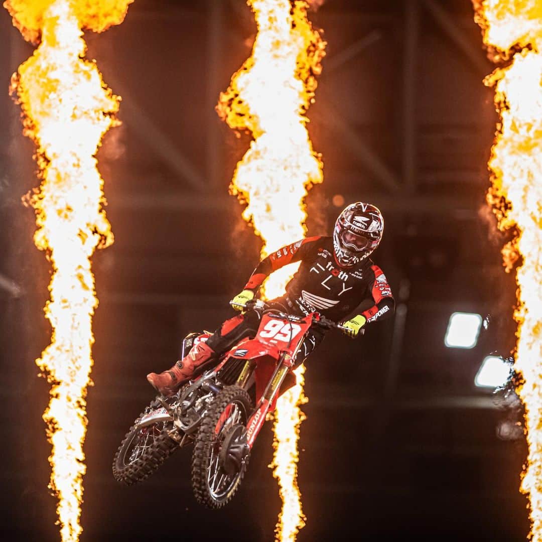 Racer X Onlineさんのインスタグラム写真 - (Racer X OnlineInstagram)「Max Anstie was in championship form throughout the @wsxchampionship SX2 season this year. After his dominant performance a board the Firepower Honda in both WSX and the Australian SX, could we see Max carry this momentum into 2024 SMX⁉️」11月28日 23時36分 - racerxonline
