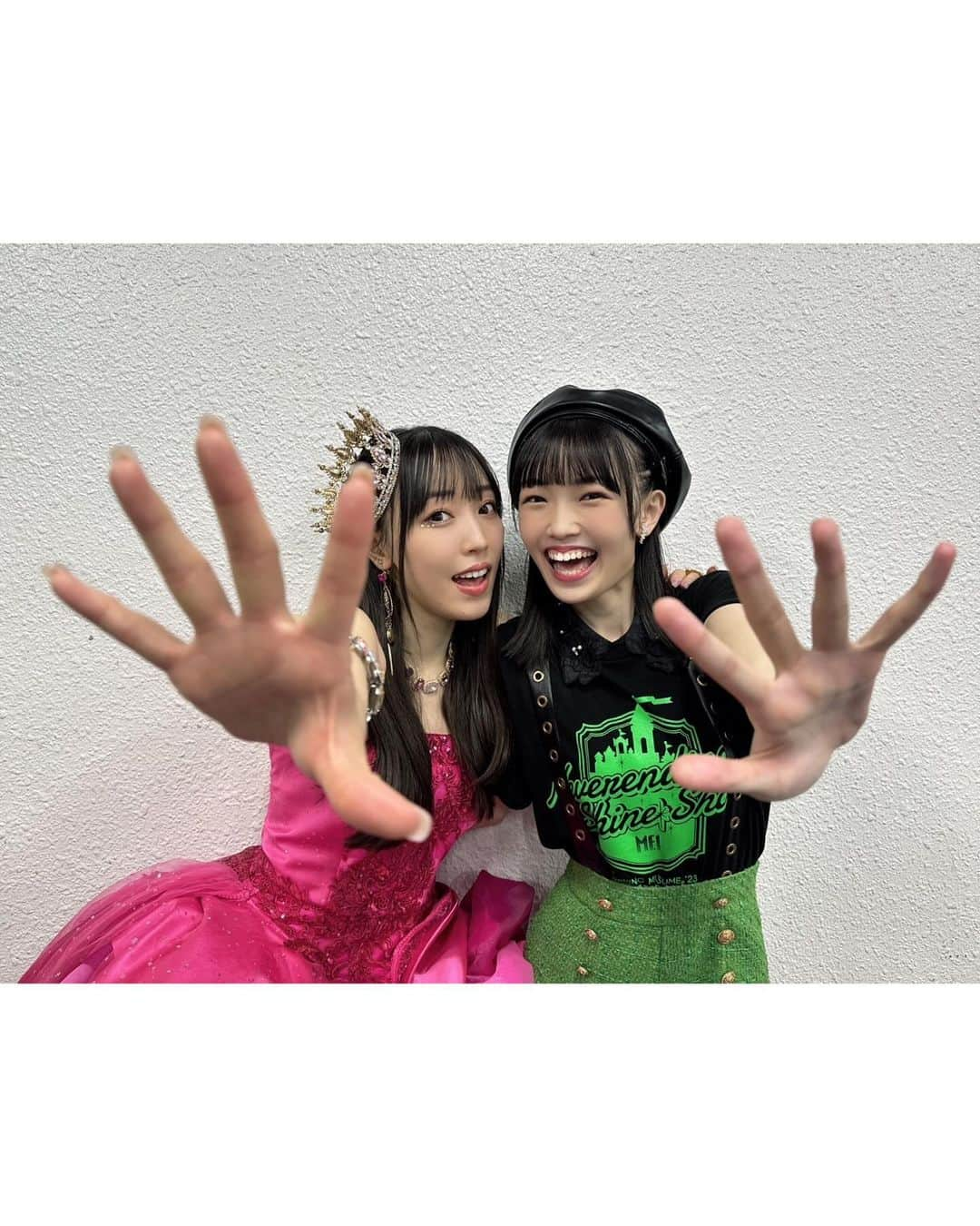 山﨑愛生さんのインスタグラム写真 - (山﨑愛生Instagram)「. 『モーニング娘。'23 コンサートツアー秋 「Neverending Shine Show」SPECIAL』 横浜アリーナ公演1日目でした🎤 ありがとうございました😁 幸せな時間でした🫶  📷 ♡譜久村聖さんとツーショット🩷💚 可愛い〜💕 ♡パンダさんパワー🐼✨  明日も頑張るぞ💪  @mizuki_fukumura.official さん #譜久村聖 #ふくちゃん   #mm23_nss  #モーニング娘 #モーニング娘23  #morningmusume23  #山﨑愛生 #愛生ちゃん #パンダさんパワー」11月28日 23時39分 - mei_yamazaki.official