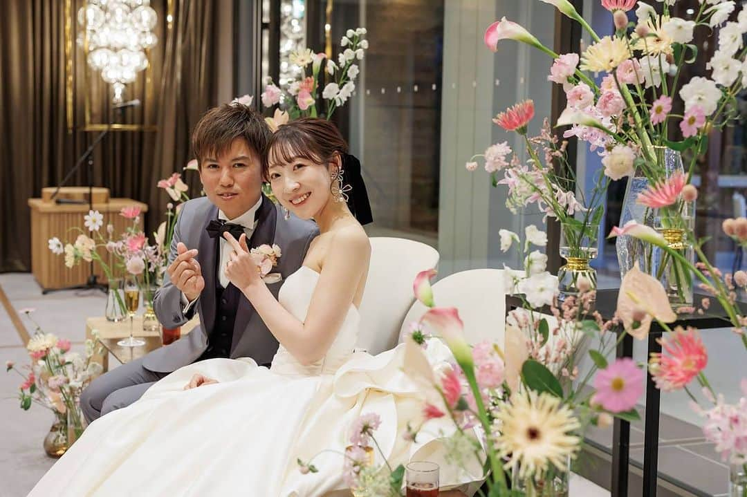 結婚式場 ヒルズスィーツ宇都宮ブリーズテラスさんのインスタグラム写真 - (結婚式場 ヒルズスィーツ宇都宮ブリーズテラスInstagram)「プロデューサーが選ぶ 可愛いおふたりのお写真♡  チャペルやガーデン 披露宴会場でのお写真 たくさんフォトスポットがあるヒルズスィーツ  本当にどこも素敵でおすすめですが 個人的に可愛いなぁ♡とキュンとしちゃう お写真が実は2枚目の メイン席横からのお写真♡  チェアー席だからこそ サイドにお花が入りめちゃくちゃ可愛い お写真が撮れるんです♡  不意打ちにお写真を撮ってますが このアングルが可愛くて…とにかくキュンです♡  ____  新郎新婦のリアルなお声や こだわりポイントなどを 公式HPに掲載しております  ヒルズスィーツのTOPページより ぜひご覧くださいませ♡ @hillssweets_wedding  ___  #プレ花嫁 #結婚式 #日本中のプレ花嫁さんと繋がりたい #ウエディング #結婚式場 #全国のプレ花嫁さんと繋がりたい #結婚式場 #wedding #フィオーレビアンカ #fiorebianca #宇都宮結婚式場 #栃木結婚式場 #ヒルズスィーツ宇都宮ブリーズテラス #ヒルズ」11月28日 23時39分 - hillssweets_wedding