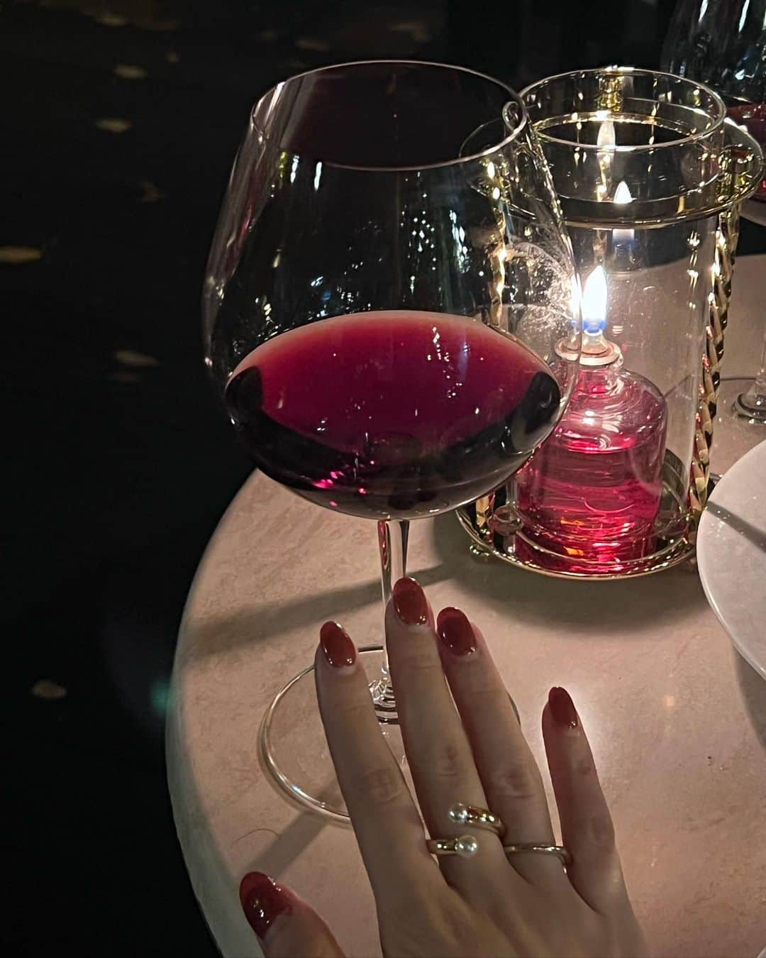 古川貴絵さんのインスタグラム写真 - (古川貴絵Instagram)「お気に入り🍇 絶妙な赤ピンクぽいのカワイイ🎀  急遽300円で買ったリングも💍  最後に明るい写真載せてるよー◎ ちょっとのびちゃったけど😮‍💨  #ネイル #ワンカラーネイル」11月28日 23時43分 - _kiegram
