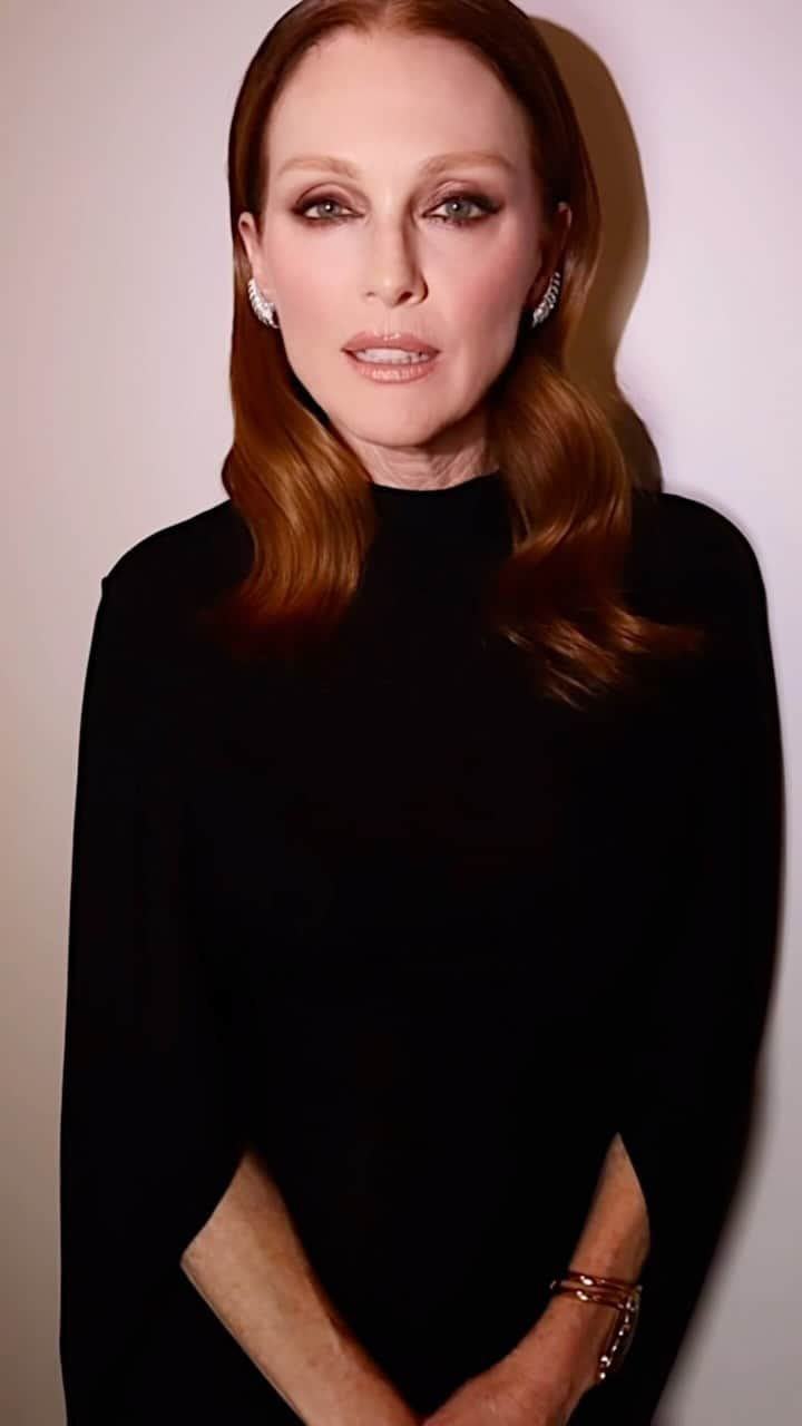 Hung Vanngoのインスタグラム：「#JulianneMoore (@juliannemoore) for #GothamAwards last night in New York 🖤⭐️✨💫🌟 Styled by @kateyoung  💄 @ginailsinc  💇🏻‍♀️ @hairbyorlandopita  💄 @hungvanngo assisted by @jaydenhopham 📷 @gettyentertainment」