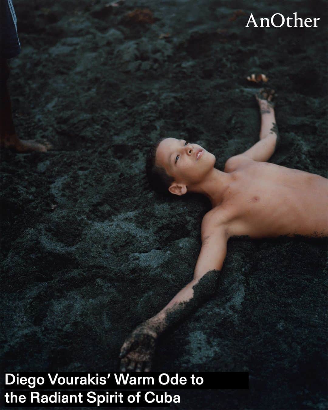 AnOther Magazineのインスタグラム：「“I learned about beauty in Baracoa, in its purest form,” @dvourakis writes in his debut book. “It exists within the people’s spirit” 🇨🇺⁠ ⁠ Shot between 2020 and 2023, De Cara Al Sol features 113 images in total as well as text written in both Spanish and English by Vourakis, although he never set out to make a book about Cuba. “Traveling there for the first time was just out of curiosity,” he tells @aselodie. “I came back with so much love and energy that the Cubans radiate.”⁠ ⁠ See more at the link in bio 📲⁠ ⁠ 📸 De Cara Al Sol by @dvourakis」