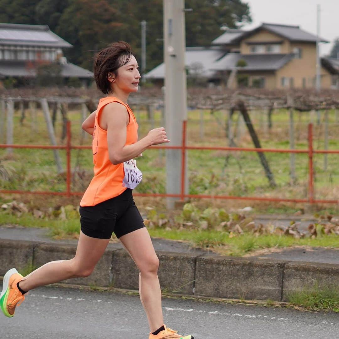 ぱつこさんのインスタグラム写真 - (ぱつこInstagram)「スタート▶️元気 5キロ地点▶️めっちゃ元気 20キロ地点▶️まだ元気 35キロ地点▶️キツい 40キロ地点▶️瀕死  何枚目が〜…とか言わなくても伝わる、情緒の揺さぶられ方がとてもグラドルとは思えない笑笑  いろんな人に「あの練習量でよくそのタイム出たね！」と言われますが、、自分でもよく走り切ったと思います｡ﾟ(ﾟ´ω`ﾟ)ﾟ｡  ランナーズハイでした🏃‍♀️ 反省会して、ラスト38〜40キロで水をぶっかけたのが敗因という結論に至りました！笑  真冬のレースの戦い方を学ばねば🤔」11月28日 23時49分 - 825patsuco