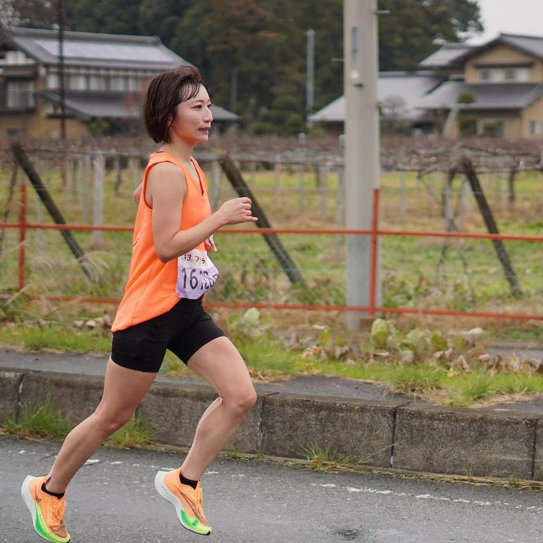 ぱつこさんのインスタグラム写真 - (ぱつこInstagram)「スタート▶️元気 5キロ地点▶️めっちゃ元気 20キロ地点▶️まだ元気 35キロ地点▶️キツい 40キロ地点▶️瀕死  何枚目が〜…とか言わなくても伝わる、情緒の揺さぶられ方がとてもグラドルとは思えない笑笑  いろんな人に「あの練習量でよくそのタイム出たね！」と言われますが、、自分でもよく走り切ったと思います｡ﾟ(ﾟ´ω`ﾟ)ﾟ｡  ランナーズハイでした🏃‍♀️ 反省会して、ラスト38〜40キロで水をぶっかけたのが敗因という結論に至りました！笑  真冬のレースの戦い方を学ばねば🤔」11月28日 23時49分 - 825patsuco