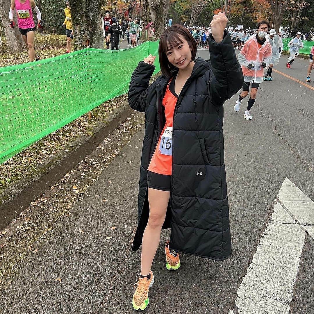 ぱつこのインスタグラム：「スタート▶️元気 5キロ地点▶️めっちゃ元気 20キロ地点▶️まだ元気 35キロ地点▶️キツい 40キロ地点▶️瀕死  何枚目が〜…とか言わなくても伝わる、情緒の揺さぶられ方がとてもグラドルとは思えない笑笑  いろんな人に「あの練習量でよくそのタイム出たね！」と言われますが、、自分でもよく走り切ったと思います｡ﾟ(ﾟ´ω`ﾟ)ﾟ｡  ランナーズハイでした🏃‍♀️ 反省会して、ラスト38〜40キロで水をぶっかけたのが敗因という結論に至りました！笑  真冬のレースの戦い方を学ばねば🤔」