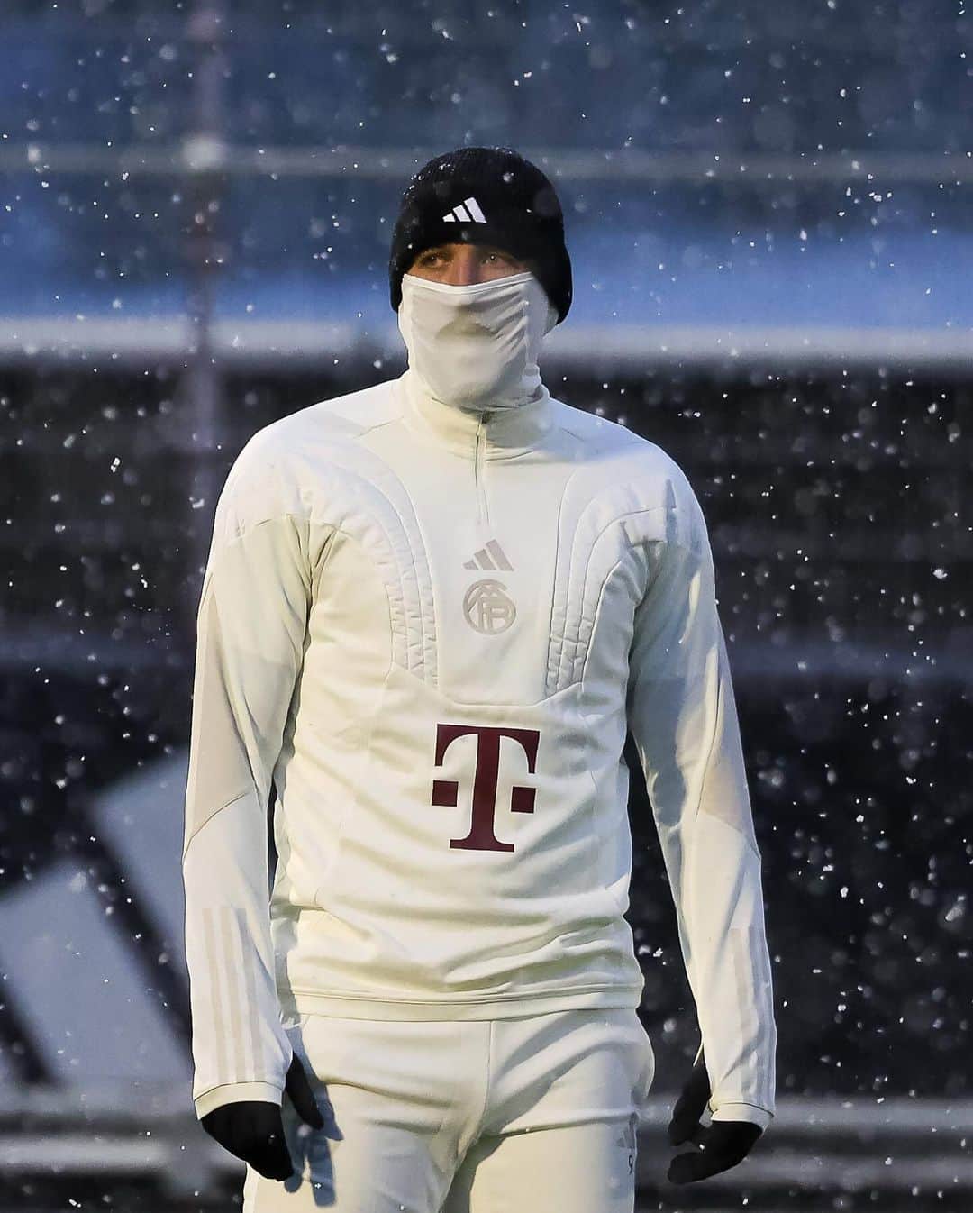 バイエルン・ミュンヘンさんのインスタグラム写真 - (バイエルン・ミュンヘンInstagram)「☃️ "Frosty the snowman was a jolly happy soul..." 🎶 #GuessWho ⁉️  #MiaSanMia #FCBayern」11月29日 5時27分 - fcbayern