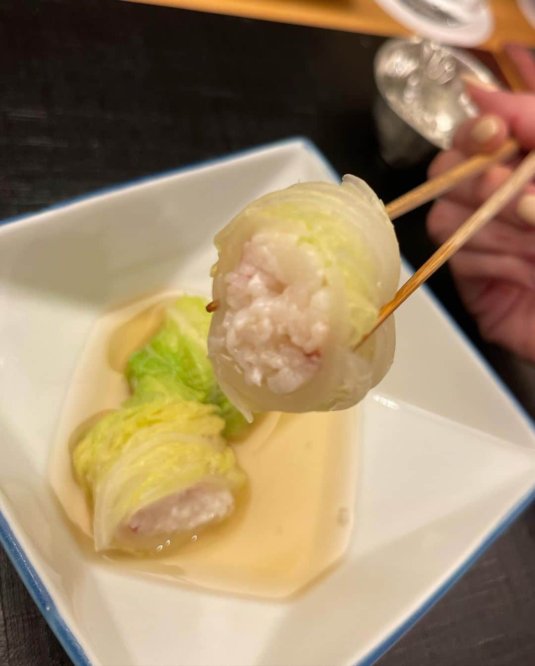 MAMIさんのインスタグラム写真 - (MAMIInstagram)「グルメ社長と取締役員会 -松葉蟹解禁編その②-  京懐石　銀座　粋京 @ginza_ikkyo   松葉蟹とは 松の葉のように身がひらくに如し  ひらいた身に 醤油を数滴。  深海の底、水圧で鍛えられた 身を口で解けさせるエロスです。  ちなみに松葉蟹の生涯は 4回の脱皮を経て12年ほど。 11年目くらいのMAX食べ頃を 頂いてます。  脱ぎたて(脱皮)ほやほやの 松葉蟹はズボ蟹というそう。 ズボっと身が抜けるにちなみ。  1年通して1weekだけ 松茸と松葉蟹の旬を味わえる 松松コラボのお吸い物は、 一つ一つ柄の異なる輪島塗。  日本酒の器も錫の蟹🦀  愛おしいわ。  蟹の身のキャベツロール 蟹の身の湯葉巻きあんかけ  変化球もすべて ナイスキャッチして まいりました。 懐石料理の楽しみ方です。  目で楽しみ香りを楽しみ 器を愛で、蟹の人生を学ぶ。  京都大卒理系女将の 蟹考察がより彩を添えて。  まだまだ③へと続きます。 次は松葉蟹味噌しゃぶ編  #松葉蟹#鳥取グルメ #贅沢の極み#グルメ社長シリーズ#銀座グルメ#ご紹介制#グルメスタグラム #蟹料理 #かにすたぐらむ #」11月29日 0時04分 - mami_rcj