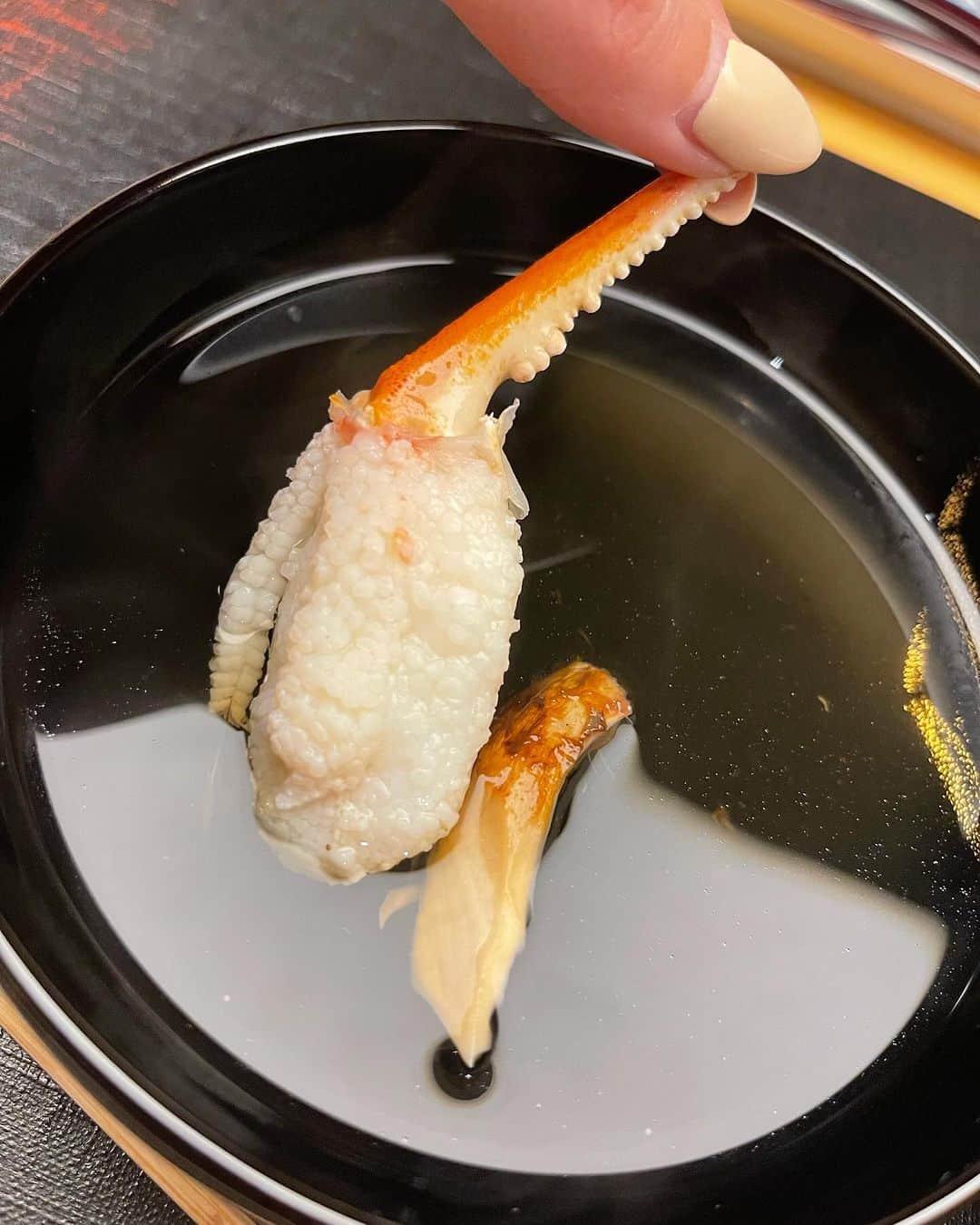 MAMIさんのインスタグラム写真 - (MAMIInstagram)「グルメ社長と取締役員会 -松葉蟹解禁編その②-  京懐石　銀座　粋京 @ginza_ikkyo   松葉蟹とは 松の葉のように身がひらくに如し  ひらいた身に 醤油を数滴。  深海の底、水圧で鍛えられた 身を口で解けさせるエロスです。  ちなみに松葉蟹の生涯は 4回の脱皮を経て12年ほど。 11年目くらいのMAX食べ頃を 頂いてます。  脱ぎたて(脱皮)ほやほやの 松葉蟹はズボ蟹というそう。 ズボっと身が抜けるにちなみ。  1年通して1weekだけ 松茸と松葉蟹の旬を味わえる 松松コラボのお吸い物は、 一つ一つ柄の異なる輪島塗。  日本酒の器も錫の蟹🦀  愛おしいわ。  蟹の身のキャベツロール 蟹の身の湯葉巻きあんかけ  変化球もすべて ナイスキャッチして まいりました。 懐石料理の楽しみ方です。  目で楽しみ香りを楽しみ 器を愛で、蟹の人生を学ぶ。  京都大卒理系女将の 蟹考察がより彩を添えて。  まだまだ③へと続きます。 次は松葉蟹味噌しゃぶ編  #松葉蟹#鳥取グルメ #贅沢の極み#グルメ社長シリーズ#銀座グルメ#ご紹介制#グルメスタグラム #蟹料理 #かにすたぐらむ #」11月29日 0時04分 - mami_rcj