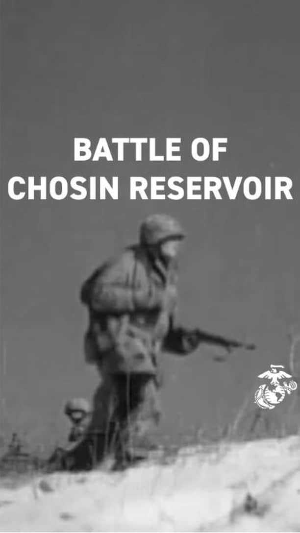 アメリカ海兵隊のインスタグラム：「In the winter of 1950, the mountainous terrain surrounding the man-made Chosin Reservoir in present-day North Korea became the setting for one of the most demanding tests of resolve, courage, and physical endurance in the history of the Marine Corps.   The Battle of the Chosin Reservoir lasted approximately 17 days and pitted 120,000 enemy Chinese troops against a force of just 30,000 U.S. Marines, Sailors, and Soldiers.   The “Chosin Few”, as the Marines of the @1stmardiv came to be known, faced relentless enemy assaults, sub-zero temperatures, limited logistics, and no hope of reinforcement.   The Marines fought constantly throughout these 17 days, carving their way out of the frozen reservoir and toward the port of Hungnam, where the Marines were able to complete their withdraw via the sea alongside other UN troops and thousands of Korean refugees.   13 Medals of Honor were awarded during the Battle of the Chosin Reservoir, 10 of them to United States #Marines.   #USMC #SemperFi #USMCHistory」