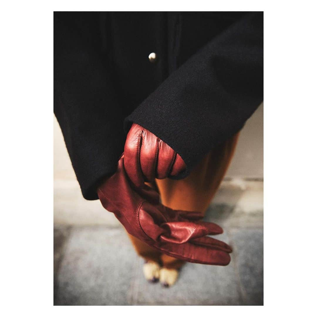 リカさんのインスタグラム写真 - (リカInstagram)「Street Style Paris 🤩  @yana_mckillop stylist on streets of Paris  working with @stephen.kidd  Great team Great day !   Yana wears Rika Studios Wardrobe  Polo corduroy gold  Boy jacket cashmere wool  Riley jumper supima cotton   Gloves vintage / shoes Yanas own .   #rikastudios #streetstyle #paris」11月28日 23時59分 - rikastudios_