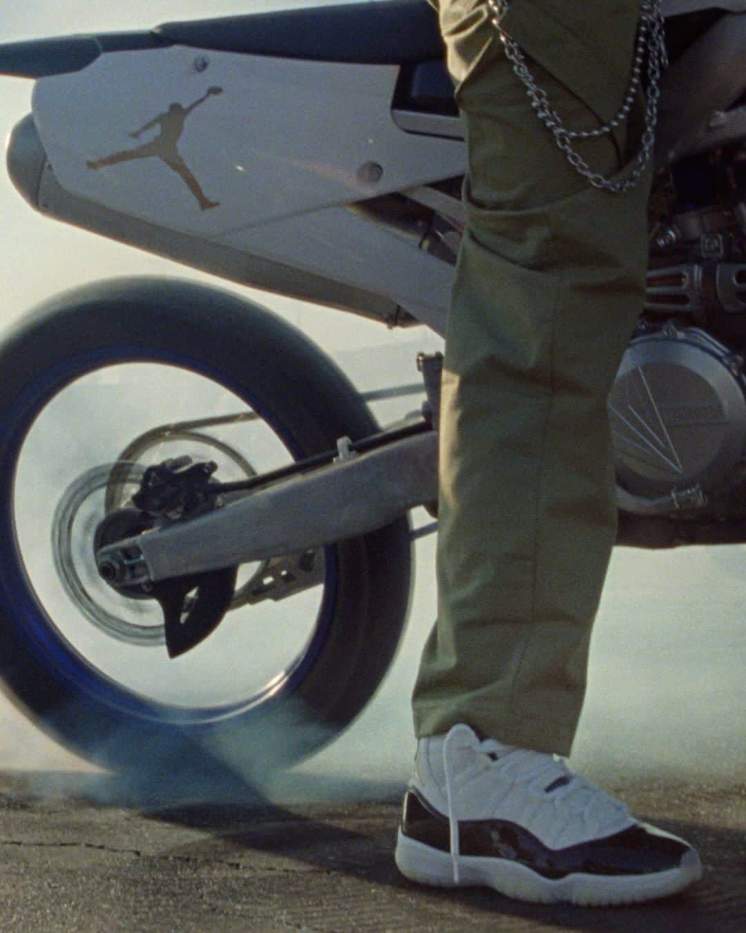 Jordanのインスタグラム：「Street legend.  A premium spin on a coveted heritage colorway, the AJ11 ‘Gratitude’ joins dirt bike prodigy EJ (@mr.dirtbike_kid) for a ride through the streets he knows best.  Link in bio to get notified.」