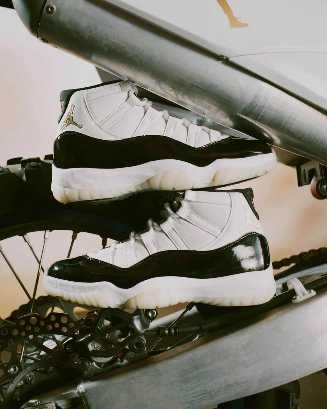 Jordanさんのインスタグラム写真 - (JordanInstagram)「Street legend.  A premium spin on a coveted heritage colorway, the AJ11 ‘Gratitude’ joins dirt bike prodigy EJ (@mr.dirtbike_kid) for a ride through the streets he knows best.  Link in bio to get notified.」11月28日 23時59分 - jumpman23