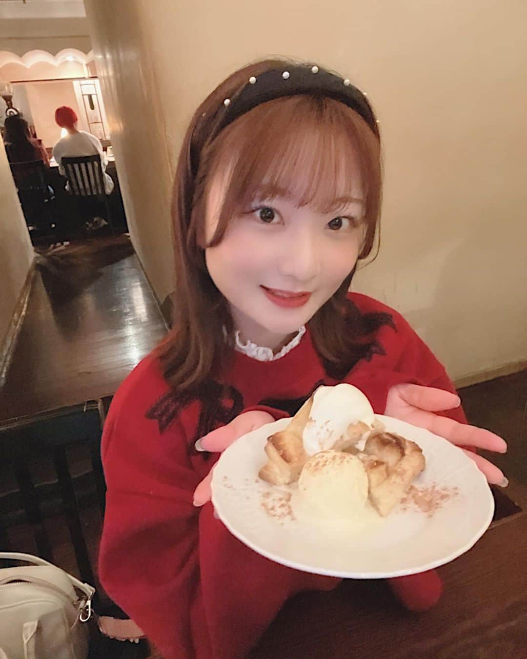 池田楓のインスタグラム：「♡  🥧  #名古屋#栄#SKE48#名古屋カフェ#栄カフェ#りんご#アップルパイ#おしゃれ#バニラ#バニラアイス#カチューシャ」