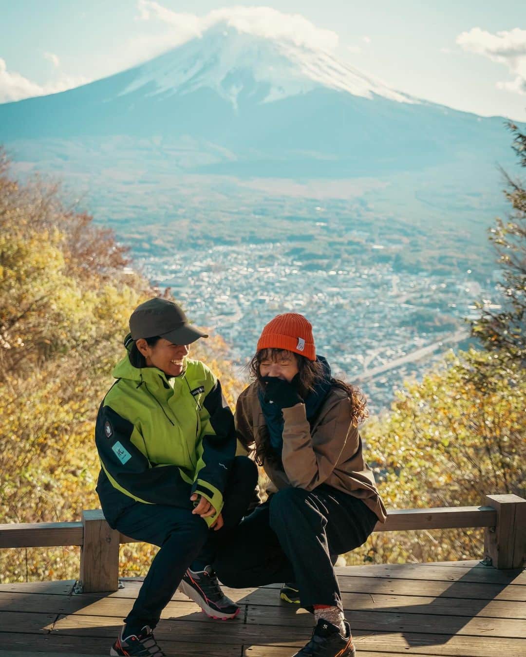 清宮佑美さんのインスタグラム写真 - (清宮佑美Instagram)「いつもサーフィンばかりの私ですが、先日 山梨の富士山の麓でアクティビティを体験してきました⛰️ 自然の近くに在るライフスタイルやアクティビティとさまざまなカルチャーを繋いで新しいコミュニティを創ることを目的としたレーベルの @underthetreeclub 主催のイベントに参加させて頂きました😊🩵  まずはみんなで @salomon_japan のシューズを履いて トレイルハイク。美しい紅葉を眺めながら 新倉山を登り 頂上から見た 富士山がまた絶景でした！🥹🍁 素敵な宿 @yl_and_co.hotel でジビエとクラフトビールの美味しいディナーを頂き 楽しい宴は深夜まで…🥰 2日目は 朝陽を浴びながら @shihoiwazaki によるピラティスワークショップを🧘🏽‍♀️ with @stanley_jp bottle。 @fuji_gateway では アクティビティ用のビームス監修の可愛いウェアをレンタルして 樹海探索と洞窟探検へ🧭 普段なかなか出逢えないジャンルも様々なアクティブな皆さんと 2日間とびっきりの体験をシェアさせて頂きました！☺️ 都会から車で2時間。すぐに行ける距離。 年に数回のスペシャルなイベントにしちゃうのは勿体ない。 毎週 自然と遊んで 自然に感謝して 人も自然も大切に出来る。そんな人で居たいなぁ😌⛰️🏄🏾‍♀️🧗🏾‍♀️🚴🏾🏂  素敵な写真 ありがとう💓 ALL PHOTO BY @aratinlutherking_jr   お世話になった皆さん、一緒に遊んでくれた皆さんありがとうございました！✨  #underthetreeclub #fujigateway #stanleyjapan #salomonjapan #山梨 #北麓 #新倉山」11月29日 0時01分 - yuumi_seimiya