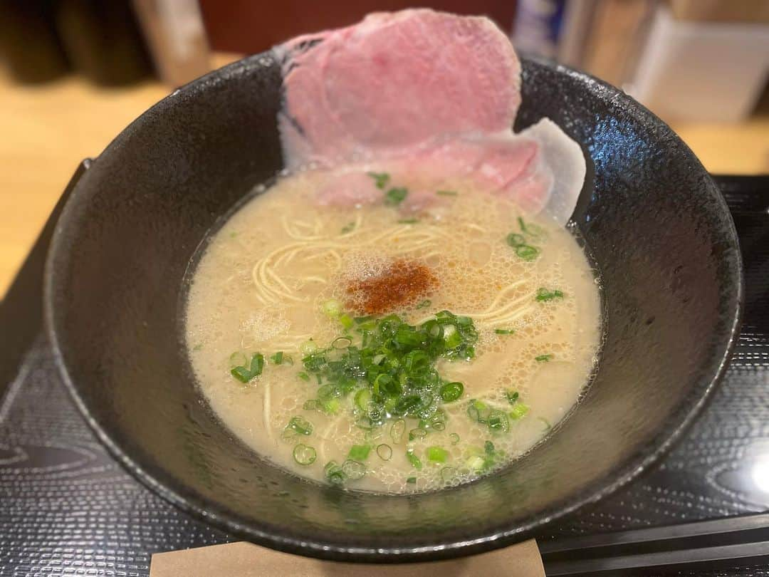 大沢文也さんのインスタグラム写真 - (大沢文也Instagram)「減量前のラストラーメン🍜 ラストは豚骨で締めました！ 豚骨ラーメン別に好きじゃないんだけどね（笑） 福岡で食べる豚骨ラーメンは美味しいけど😋  そしてここはメッチャクチャ美味しくなかった🤣 一蘭のパクリのようの味で3口で飽きました🥱  今回の減量前ラスト🍜は失敗に終わりました😟  #減量 #食べ納め #ラーメン #拉麺 #らーめん #🍜」11月29日 0時02分 - fumifumi_k1