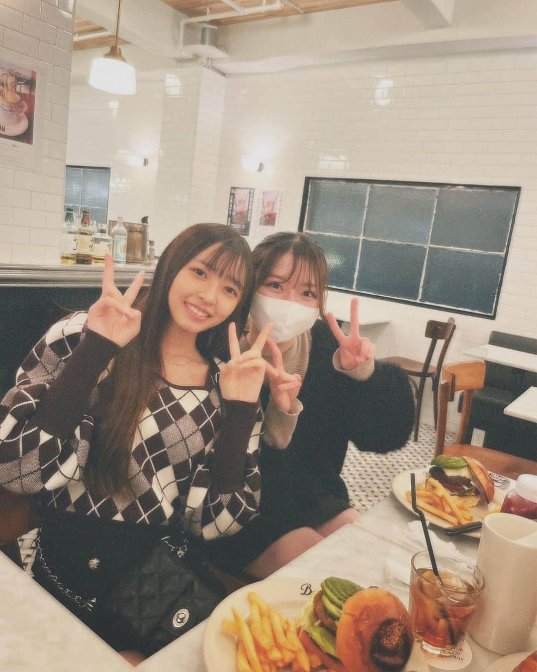 千葉祐夕さんのインスタグラム写真 - (千葉祐夕Instagram)「レッスン後に、先生含め皆と先生オススメのお店へ。 演技に向き合える時間が幸せです ‪‪☺︎‬  可愛い後輩ちゃんが撮ってくれました ♡」11月29日 0時02分 - yuleaf_0828