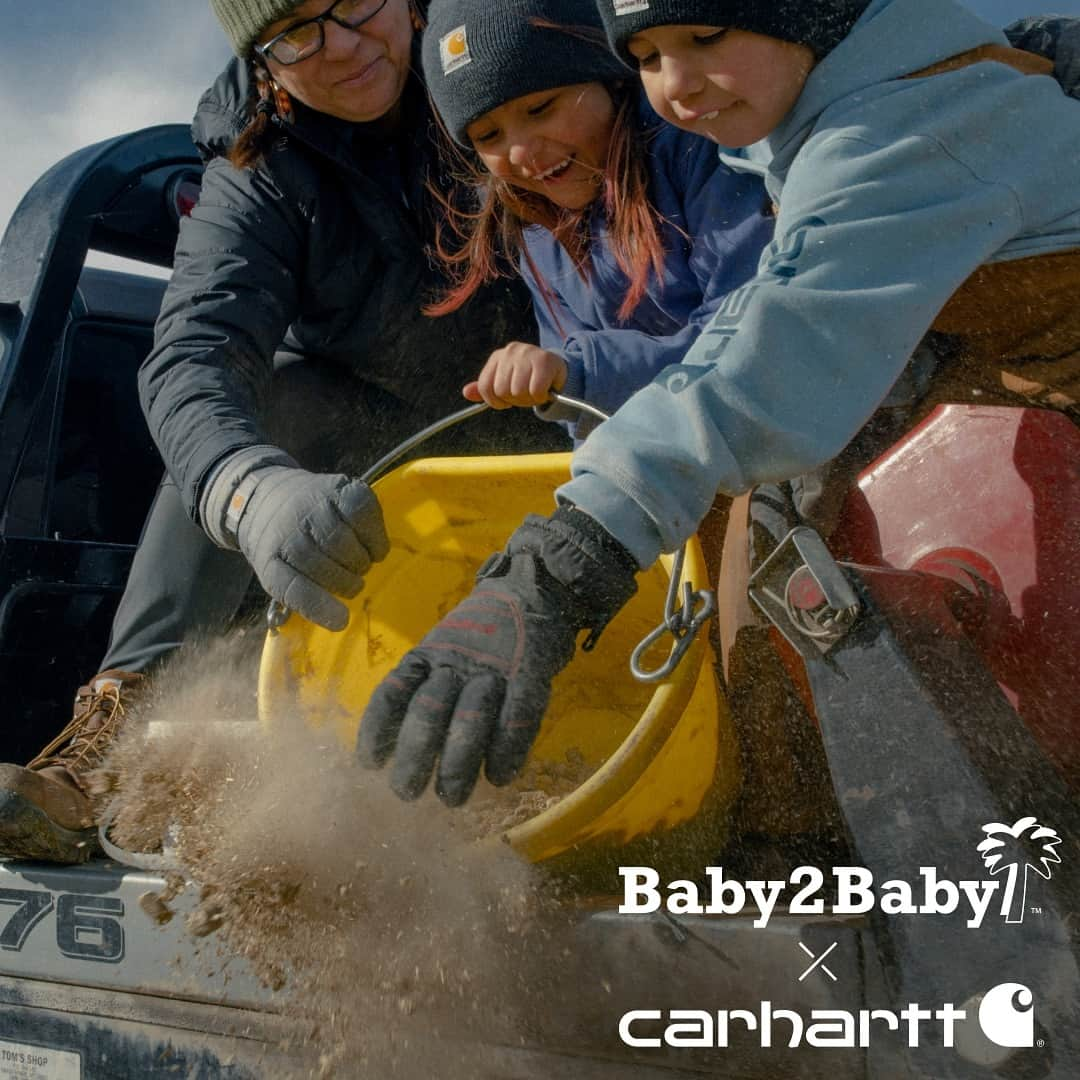 カーハートのインスタグラム：「This #GivingTuesday we're teaming up with @baby2baby to support the hardworking mothers they serve nationwide and help them provide basic essentials to their children. Proceeds from all sales in women's and kid's gear made today in store, on carhartt.com, and reworked.carhartt.com will be donated to Baby2Baby.    Learn more at the link in our bio.    Up to a maximum of $100,000. Offer valid 12:01AM - 11:59PM EST on 11/28/23」