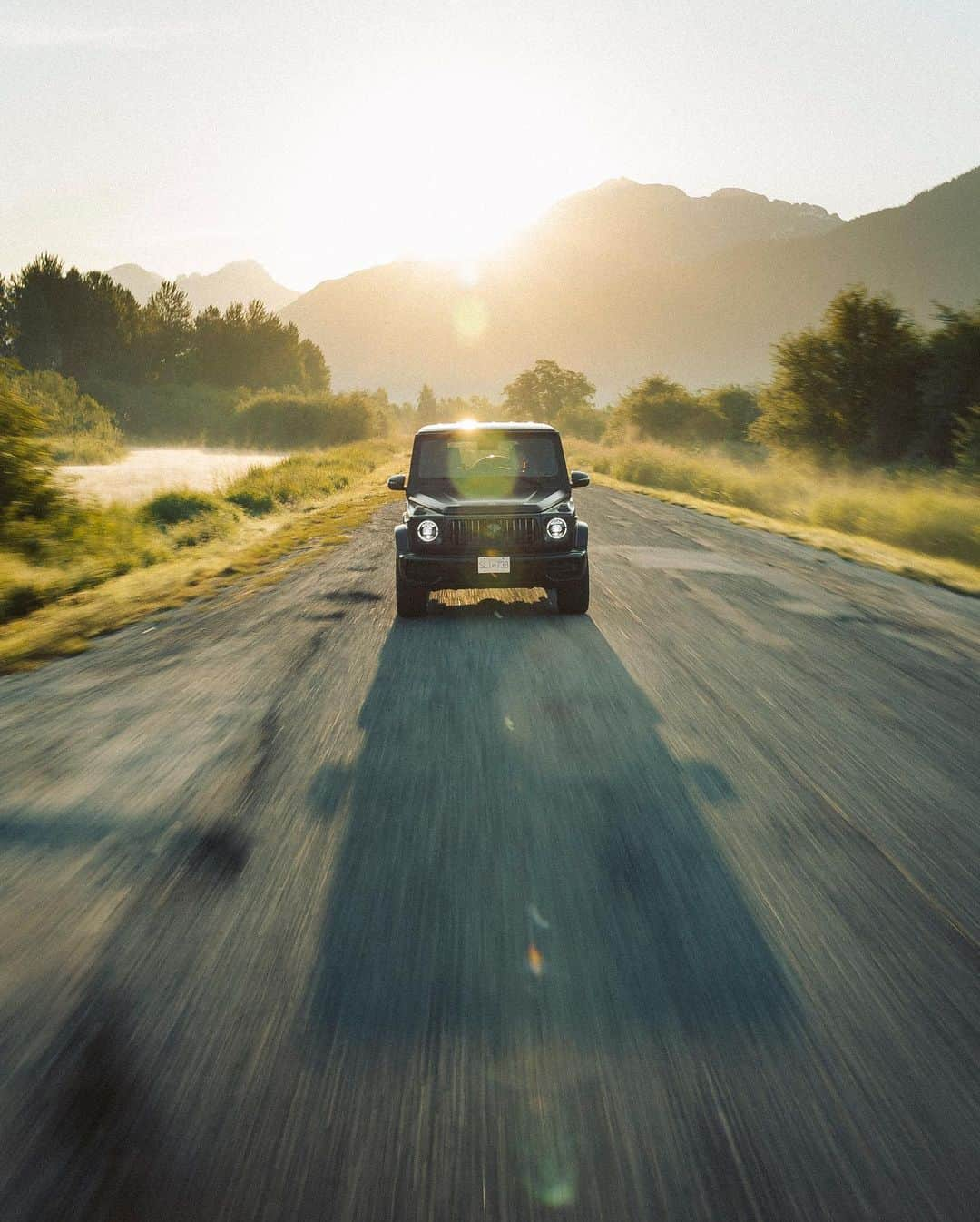 メルセデス・ベンツさんのインスタグラム写真 - (メルセデス・ベンツInstagram)「Is there any better way to start the day than with a scenic morning drive like this?  @itsbigben headed down to Pitt River Valley in British Columbia to experience an incredibly beautiful sunrise and shoot the G-Class for #MBcreator.  #MercedesBenz」11月29日 0時07分 - mercedesbenz