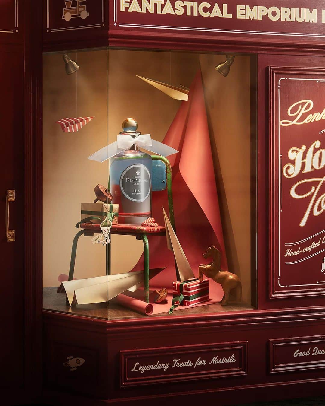 ペンハリガンのインスタグラム：「Stroll down to Penhaligon’s House of Toys and peruse the perfumed aisles. Luna, amongst other grand gestures, makes a wonderful gift, you know.」