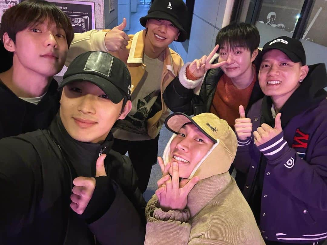 プニエル のインスタグラム：「Went to watch BTOB Time!  💙 다 같이 비투비 타임 보러 갔다!」