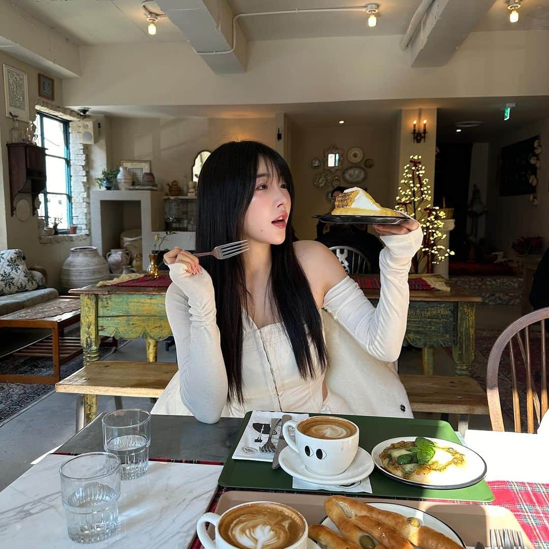 ゆかさんのインスタグラム写真 - (ゆかInstagram)「아늑한 곳에서 힐링되는 시간☕️🫧 언제 봐도 마음이 편한하고 따뜻한 친구랑🫶🏻💗 pics by @yumi__oh 🫶🏻🫶🏻 . . . #압구정 #압구정로데오 #카페 #이야이야앤프렌즈 #koreatravel #seoulcafe #韓国旅行 #韓国カフェ #アックジョン」11月29日 0時17分 - bjyuka