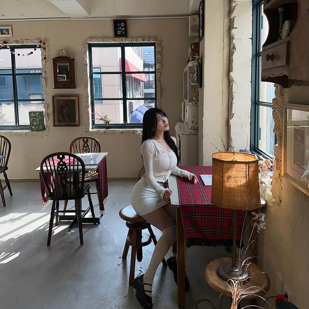 ゆかさんのインスタグラム写真 - (ゆかInstagram)「아늑한 곳에서 힐링되는 시간☕️🫧 언제 봐도 마음이 편한하고 따뜻한 친구랑🫶🏻💗 pics by @yumi__oh 🫶🏻🫶🏻 . . . #압구정 #압구정로데오 #카페 #이야이야앤프렌즈 #koreatravel #seoulcafe #韓国旅行 #韓国カフェ #アックジョン」11月29日 0時17分 - bjyuka