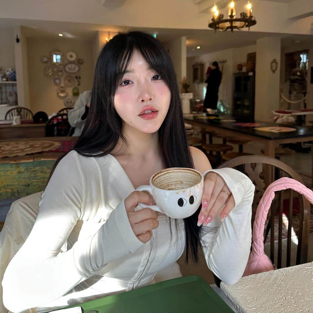 ゆかのインスタグラム：「아늑한 곳에서 힐링되는 시간☕️🫧 언제 봐도 마음이 편한하고 따뜻한 친구랑🫶🏻💗 pics by @yumi__oh 🫶🏻🫶🏻 . . . #압구정 #압구정로데오 #카페 #이야이야앤프렌즈 #koreatravel #seoulcafe #韓国旅行 #韓国カフェ #アックジョン」