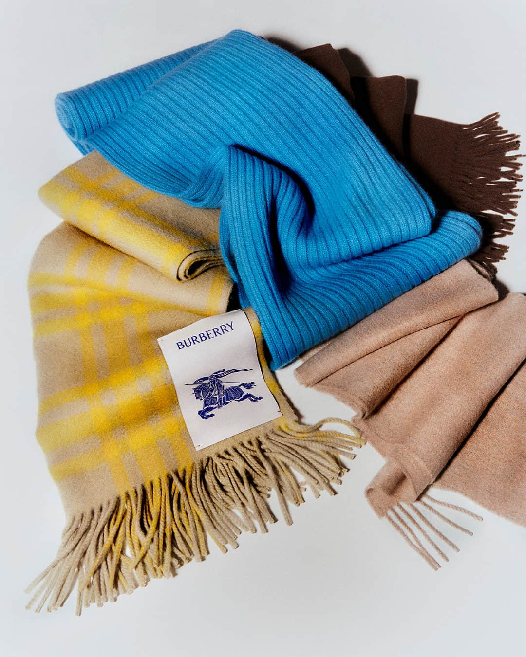 ネッタポルテのインスタグラム：「WRAP UP: Indulge in the art of layering with luxurious scarfs from the likes or @burberry and @Arch4’s bright tones - available only at NET-A-PORTER.」