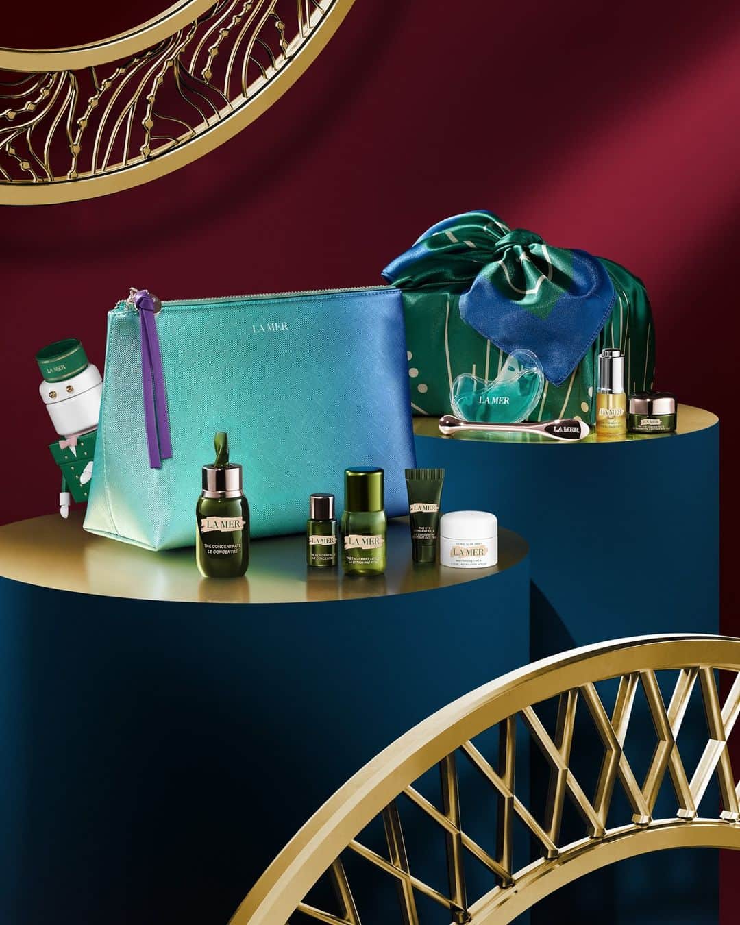 ドゥラメールのインスタグラム：「Share the experience of La Mer. Pick a 4-piece mini regimen and a Cosmetics Case of your choice with any eligible $200 purchase. Pick a luxury mini with any eligible $300 purchase. Plus, select a Satin Gift Wrapping Scarf and receive a giftable 4-piece mini set with any eligible $500 purchase. Available exclusively online. While supplies last.  #LaMer #LaMerSkincare」